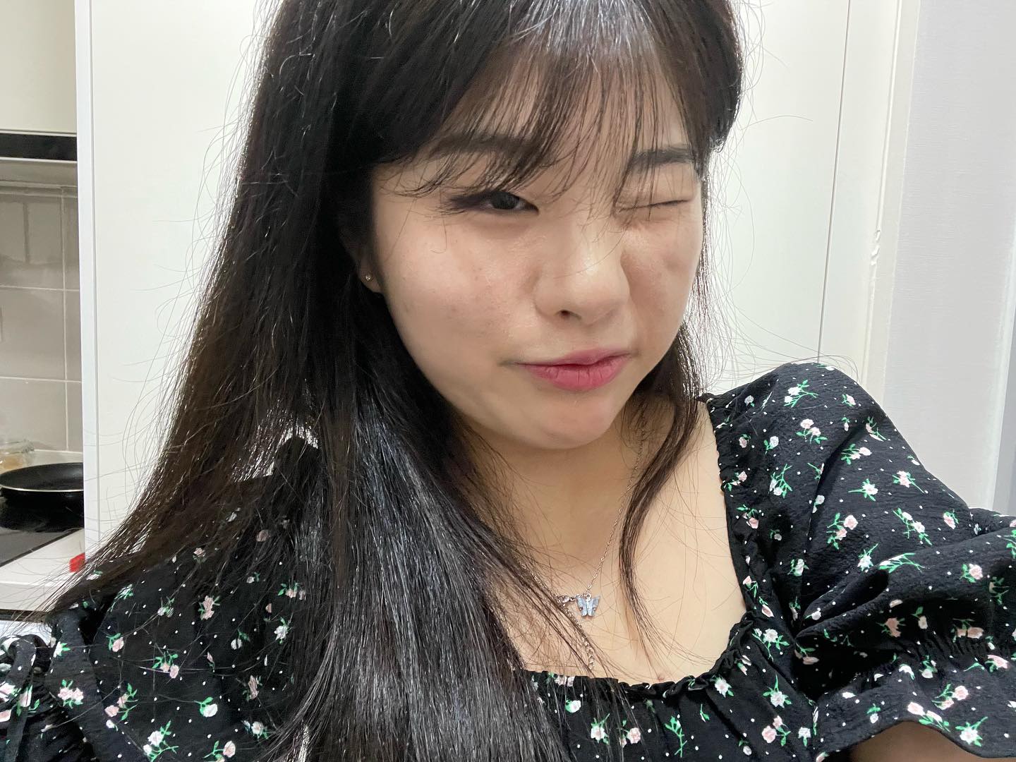 사진첩 정리하다 발견한
23살의 생일에 내 모습.
이땐 대학근처에서 자취할때인데
난 이곳에서 셀카만 찍었는지 
자취방사진은 남은게 없더라.
다음에 자취할땐 많이 찍어둬야지
아~ 저때 많이 놀아둘걸...
오늘두 출근이라니🥲