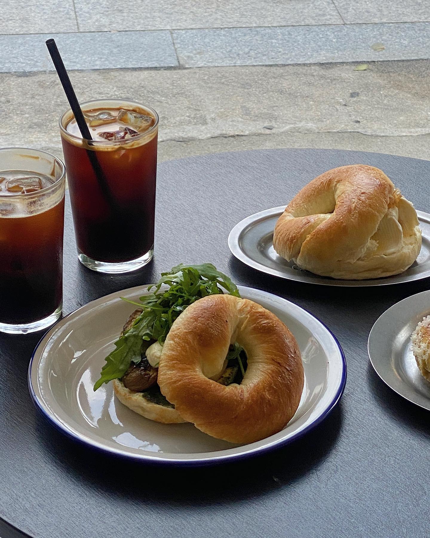 #cafe_bse_orin 

📍로컬빌라베이글(LOCAL VILLA BAGEL)
- 서울 용산구 이태원로 158 1층

요즘 주말 카페 투어 미친듯이 하는 중••🫶🏻
오늘은 이태원^,^!

고르곤졸라 / 그릴드베지 넘 마싯다ㅠ
배고파서 사진을 세팅도 안하고 걍 찍고 먹어버림,,

요긴 혼자 오는 손님도 많이 와서 
일찍와서 혼자 브런치 먹어도 될 듯!🤤🤍🥯