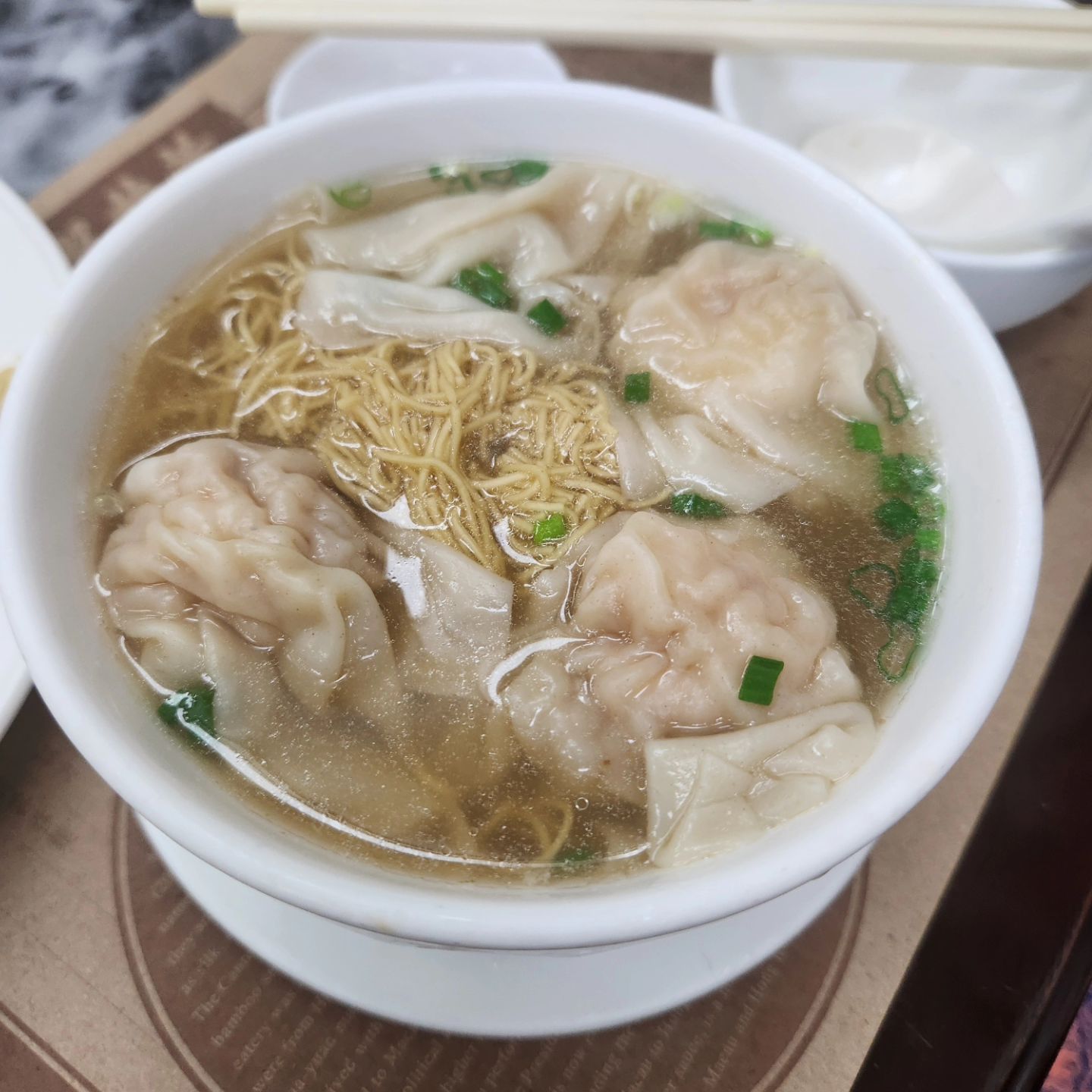 마카오 여행기🇲🇴

웡치케이

✅️ 세나도 광장에 가면 꼭 들러야한다는 식당이라 가봤습니다.
✅️ 북부 역사지구에서 첫 식당이었는데 코타이와 비교하면 서비스 금액 10% 붙던게 없으며, 음식값이 비교적 저렴했습니다.
✅️ 완탕면, 소고기 볶음면, 새우 볶음밥, 밀크티를 주문
✅️ 모두 주문해서 한화로 38,500원 정도

지극히 개인적인 후기
1️⃣ 완탕면 - 그냥저냥 먹을만했으며 약간 해물 베이스인 우동 육수맛, 면은 약간 회 밑에 깔리는 천사채가 얇은 것 같은 식감.
2️⃣ 소고기 볶음면 - 뭔가 살짝 애매한 간장베이스의 볶음면인데 조금 짜고 간장맛이 강함.
3️⃣ 볶음밥 - 그나마 가장 입맛에 맞음. 한국에서 먹는 볶음밥과 맛이 거의 비슷하지만 조금 더 느끼함.
4️⃣ 밀크티 - 엄청 진하고 밀크티 좋아하시는 분들은 "맛있게" 드실 수 있을 맛.

❗️앞에 사람들 줄서있는데 그거보고 같이 뒤에 줄서지 마시고 꼭 안에 들어가셔서 번호표 먼저 받고 줄서세요. (모르고 그냥 줄서있다가 앞에 5팀이나 더 생겨버림...😭)
❗️합석이 일반적이라 두 분이서 가셨다면 다른 팀과 무조건 합석한다고 생각하셔야 합니다.

📍17 Senado Square, Macao

❗️댓글, 좋아요 아직도 제한중입니다..😭😭 풀리는대로 답방가겠습니다😭😭

#여행스타그램 #여행맞팔 #해외여행스타그램 #마카오여행✈️ #마카오여행🇲🇴 #웡치케이 #마카오_명보