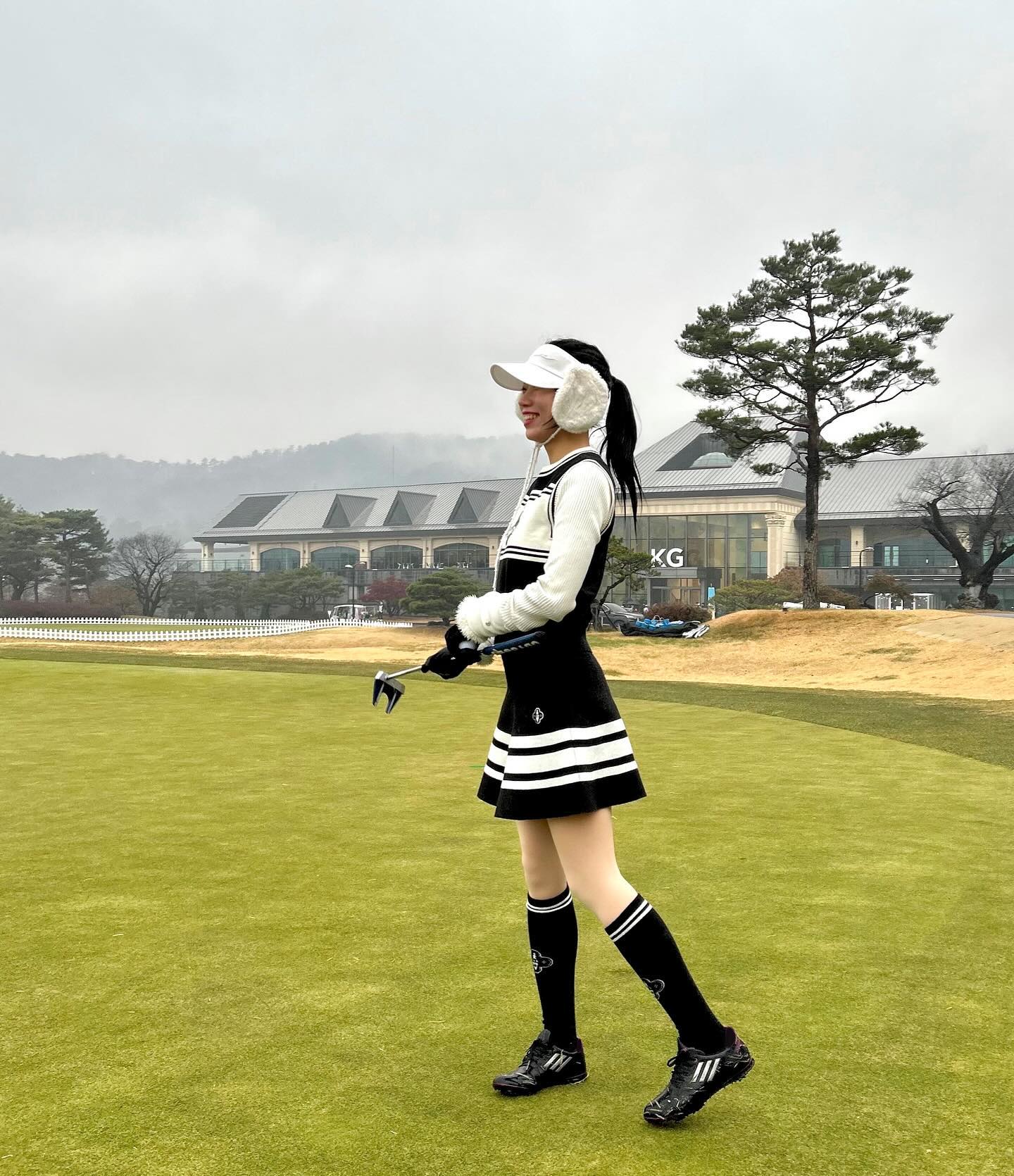 #협찬
골프장뿐 아니라 일상에서도 부드럽고 세련된 포인트를 살려주는 릭크 골프웨어 
영국의 정적이면서도 클래식한 무드와 스포티하고 러블리한 데일리 감성을 녹여 내고자 한다는 릭크의 정체성이 디자인에 그대로 담겼음🤍
재질도 고급스러운데 활동성까지 좋으니 더할나위 없다아😍

#LIKK #릭크 #골프웨어 #여성골프웨어 #골프룩 #라운딩룩 #필드룩 #골프패션 #골프웨어추천