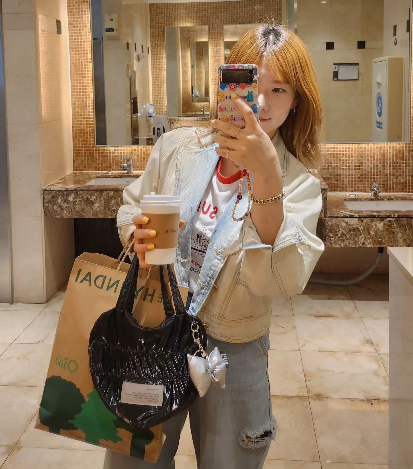 남편꺼3개
내꺼1개
득템이지만 낼사이즈바꾸러
또가야됨....🤦‍♀️
낼은출근날이니까 그나마다행🤦‍♀️

#아이엠이디나 
#럽힙백
#선거일
#휴무
#자유부인
#쇼핑
#부산 #범일동
#현대백화점