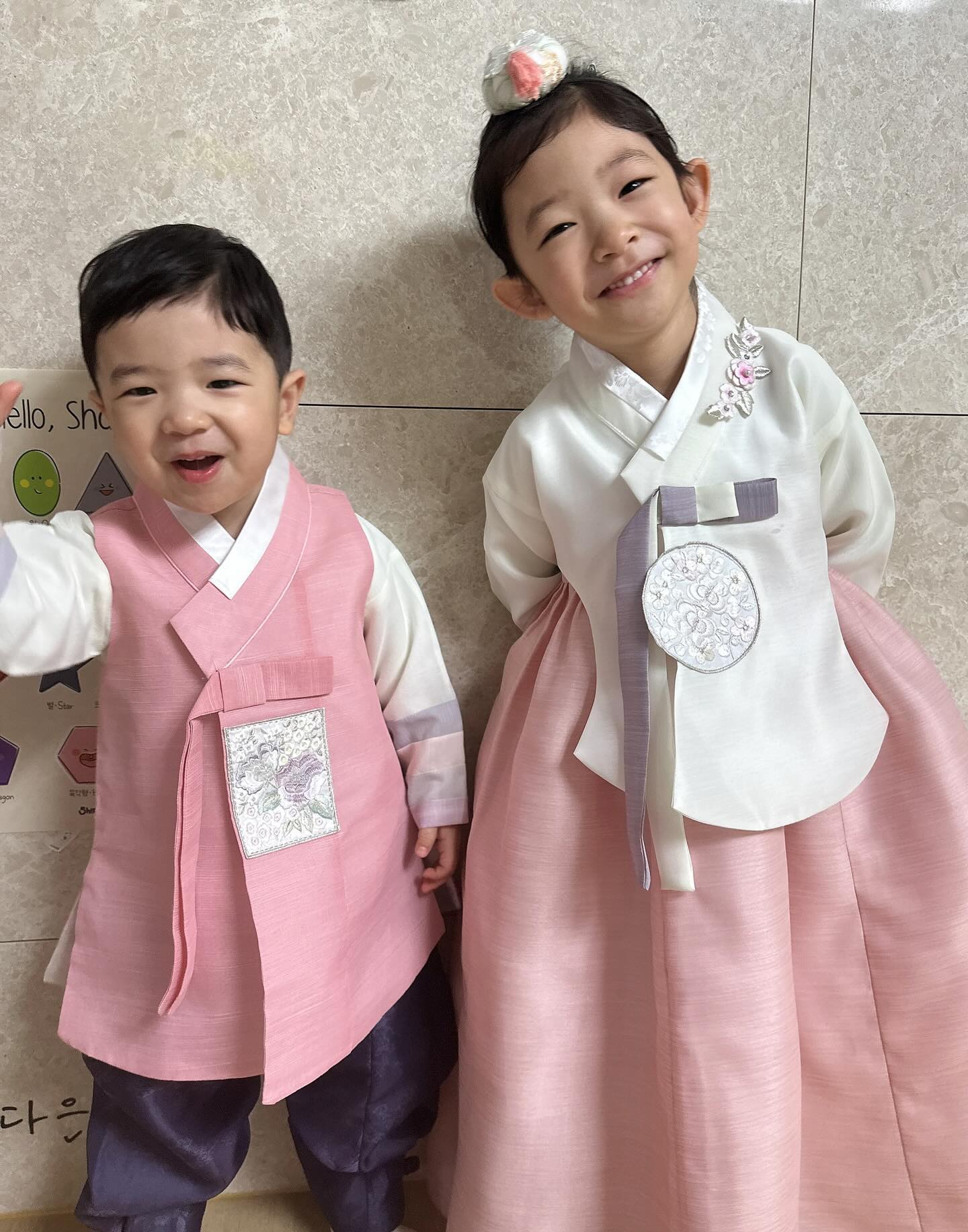 ⠀
모두 행복한 설연휴 보내고계시죠?☺️
다은지호도 온가족 사랑 듬뿍- 받으며 지내고있어요ㅎㅎ..
남은 연휴도 즐겁게 보내시고,
새해 복 많이 받으세요❤️❤️❤️ !
⠀
#설연휴 #설날 #아기한복 #남매