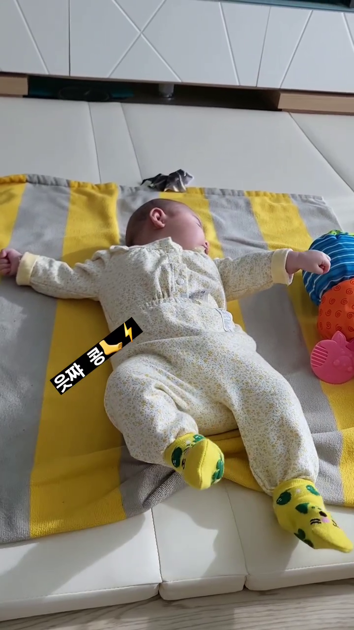 세상 우리 아가 코어 힘 무슨일..? 
그나저나 콩콩 하는 뒷꿈치 안녕하신가요?
#백일아가 #뒤집기 #뒤집기연습 #뒤집기시도 #엄마랑 #엄마랑놀기