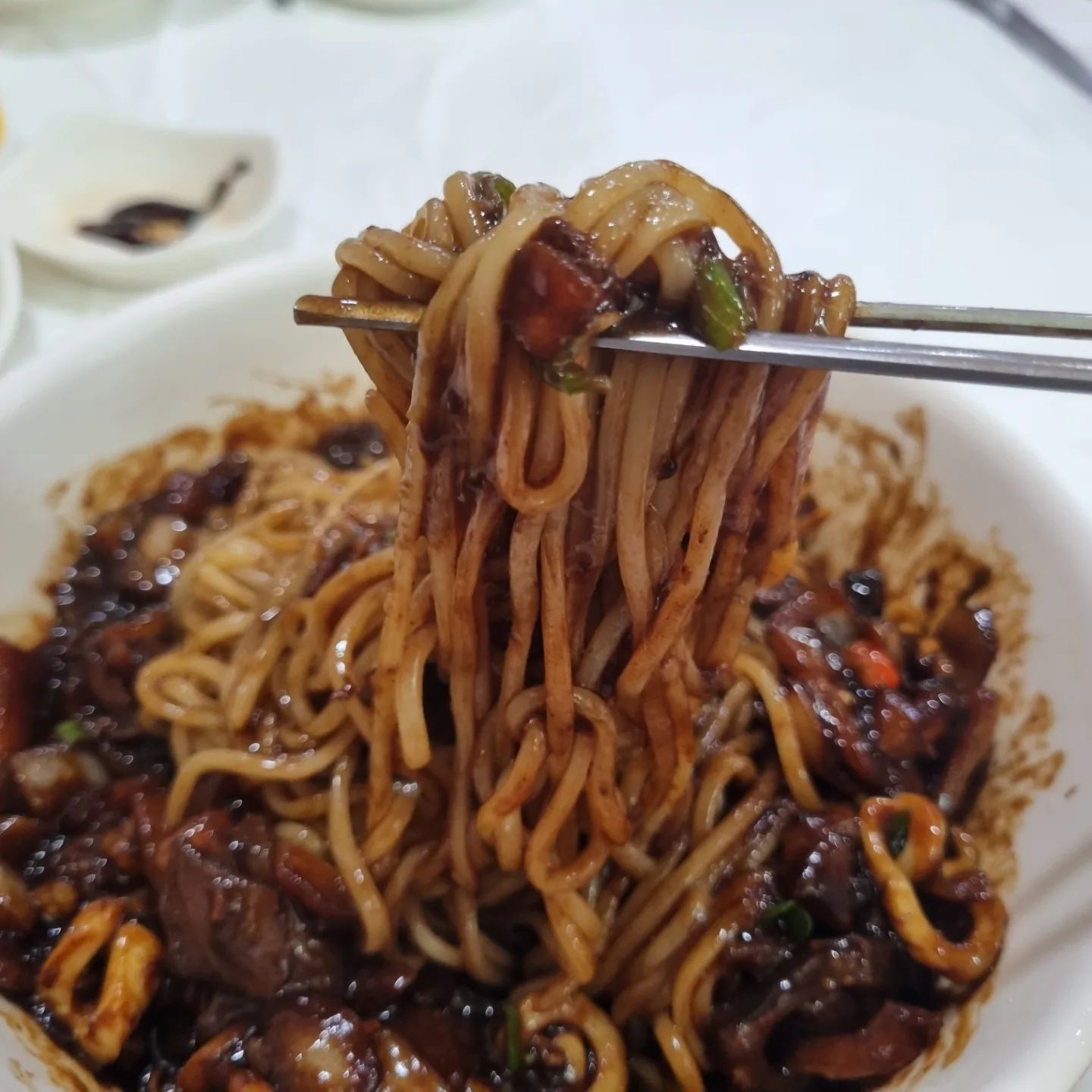 #오늘아님주의

꺄....#짬뽕맛집
궁물이 끝내줘요

해산물이 넘치게 들어가는것도 아닌데
시원한맛이 일품
바지락이 포인트같기도하다

해장하기 딱좋아~
고추짜장은 고추슬라이스가 듬뿍 올려 나올줄 알았는데
반전...간짜장처럼 짜장을 볶아나오나보다
짜장소스에 고추가 보인다

고추러버인 나로써는 고추 슬라이스를 고명으로
더올려줘도 좋을듯

탕수육은 찹쌀탕수육 
말모❤️

전체적으로 가격도 착하다
가격이 착해서 내용물이 부실할줄 알았는데
마.시.써 👍

다음 메뉴는 문어짬뽕.기본짜장이다!!!
메뉴 다 먹어봐볼게여
#재방문의사100

🎈매주수요일 휴무
🚗가게앞 주차가능
#고추짜장#해물짬뽕밥#빛가람동맛집#산포맛집#젠시오#나주젠시오#나주맛집