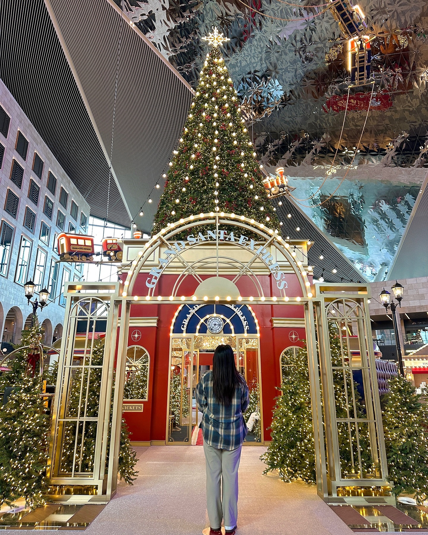 파라다이스 마지막 사진🎄🙂‍↕️
미국에서 온 친구랑 여행을 가고 싶었는데 시간이 서로 마땅치 않아 고민하다가 짜 본 코스. 어차피 출국날 아침에 공항 가야하니 인천 파라다이스 호텔에서 하루 자고, 셔틀타고 편하게 이동하는걸로.

운이 좋게 크리스마스 트리가 세워지기 전 날 가서 다음날 오전 일찍 사람이 많이 없을 때 광장을 구경하고 사진을 찍을 수 있었다.

호텔 직원들도 친절했고, 안전 요원들도 계속 있어서 보호받는 느낌이었고, 평일이라 사람도 북적이지 않았고, 행복한 시간이었다. 짧았지만 우린 1박2일 내내 너무 좋다, 잘 왔다, 재밌다, 맛있다 까지!🤭 호텔 뷔페 먹으면 항상 체했는데 이날은 산책하고 헬스장 가서 30분 운동까지 한거 안 비밀.. 

내 친구는 명언을 남기고 떠났다.
“파라다이스 호텔 이름이 왜 파라다이스 인지 알겠다!” 

그래서 말인데.. 이제 1년에 한 번씩은 파라다이스 가야겠다….. 내년엔 가족들이랑……..? 🍣🥩🍈🍌🍮