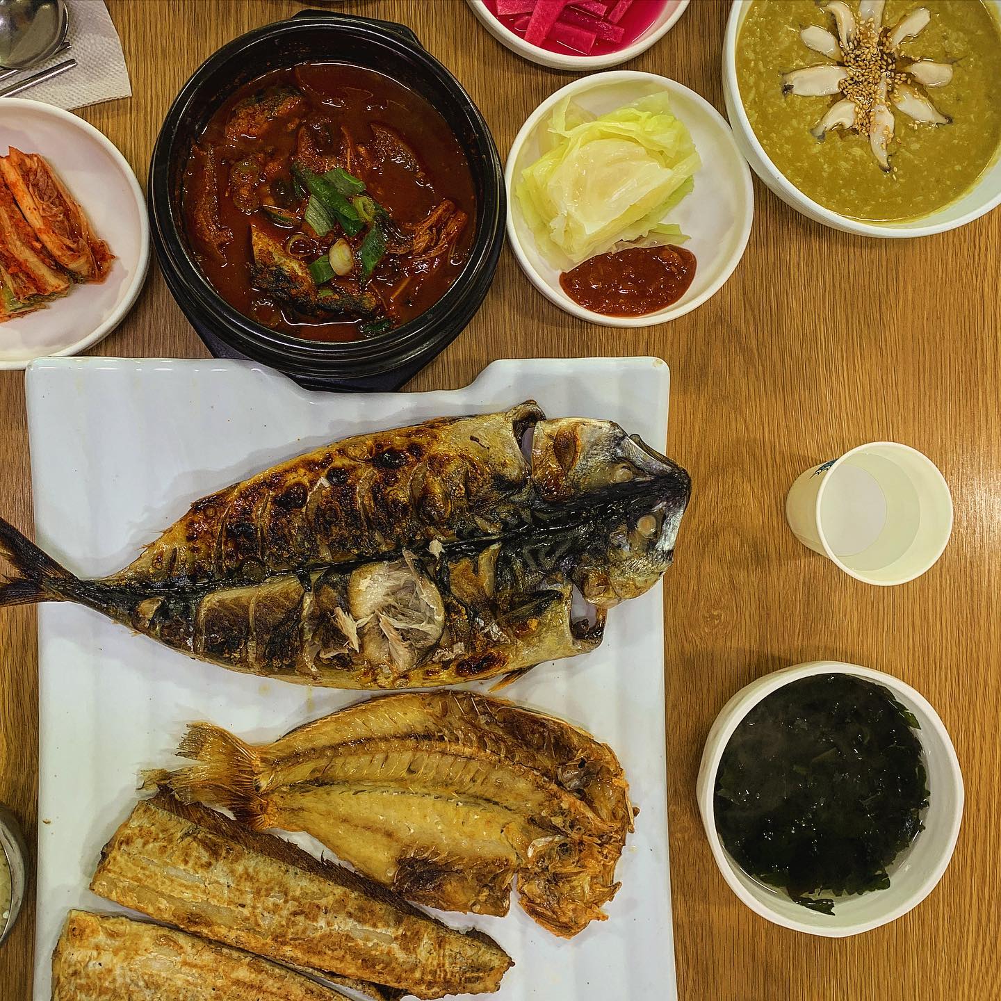 대존맛 생선구이 가성비 너무 좋은 또또갈집!!🐟🎣

▪업체명▪

올레마당

▫영업시간▫

08:30~20:30

▪메뉴🍽▪

전복죽 12,0
모둠생선구이 35,7
(2-3인/고등어,갈치,계절돔구이+고등어조림+미역국)

💬한줄평

용머리 해안, 산방산 갈 때 필수 점심 코스 올레마당!🙆🏻‍♀️
다른 관광지에서 터무니없는 가격만 보다가 합리적인 금액에 맛은 더 좋은 또또갈집 발견

4명이서 배부르게 먹고도 5만원도 안 나옴
두툼한 고등어구이에 갈치구이 돔구이까지!
싱겁게 먹는 우리 가족 입맛에 딱인 슴슴한 생선구이🐟
고등어 조림으로 간간히 입맛 돋궈주면서 깔끔한 미역국까지!!
진한 맛의 전복죽까지 전부다 만족하고 맛집리스트에 저장😊🤤

단품으로도 여러 개 시키고 싶었는데 배불러서 실패😂 다음에 또 오기로!!

📍주소

제주 서귀포시 안덕면 사계남로 224
.
.
.
#제주맛집 #산방산맛집 #용머리해안맛집 #고등어구이 #갈치구이 #옥돔구이 #고등어조림 #전복죽 #서귀포맛집 #올레마당