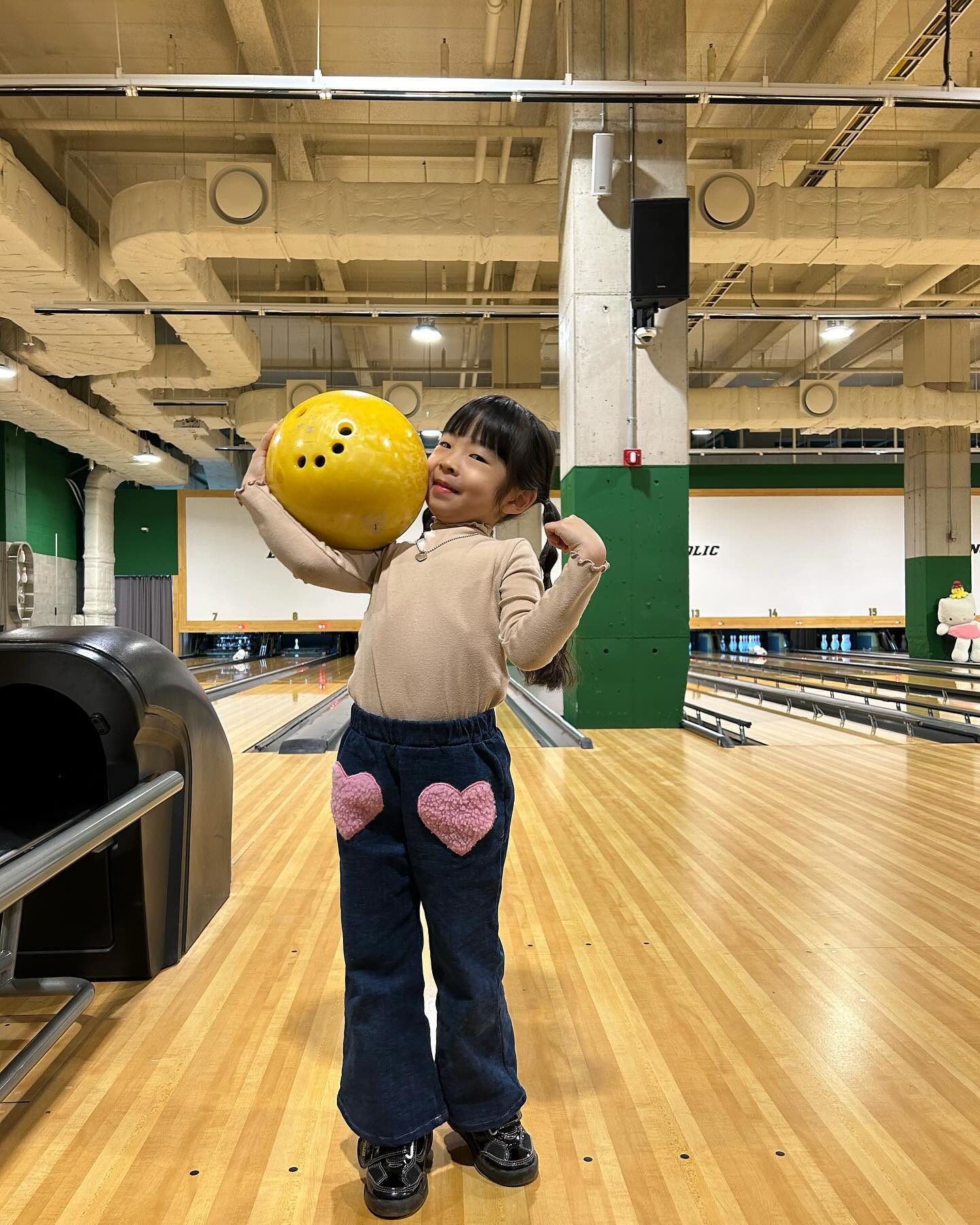 _

첫볼링🎳
범퍼가 있었지만
너무너무 잘해벌임
엄마이겨서 뿌듯