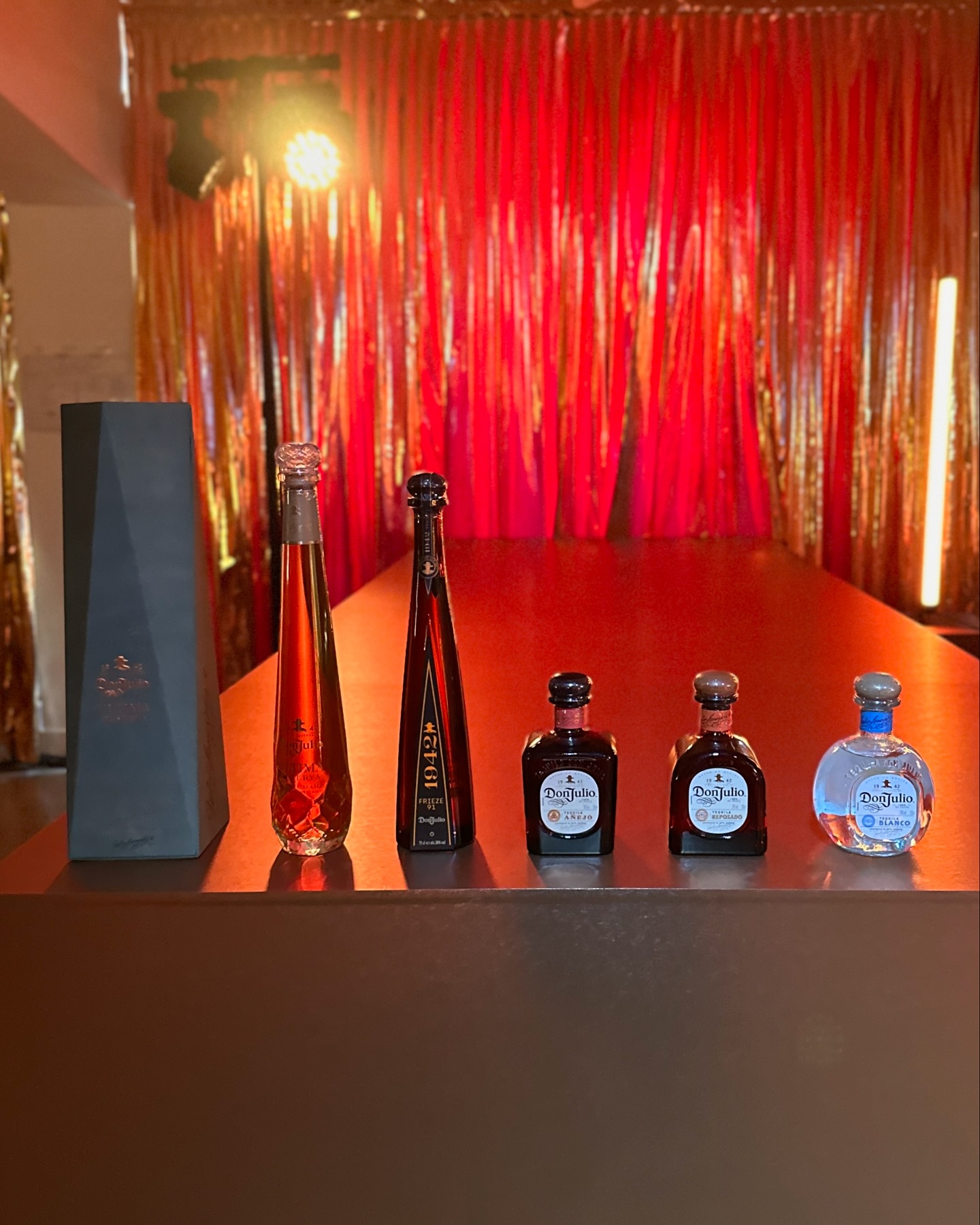 데킬라 어디까지 마셔봤니?🥃
’2024 Frieze Seoul‘이 시작되었습니다💖
디아지오 코리아의 데킬라 브랜드 돈 훌리오 아시나요?!
저는 럭셔리 프리미엄 라인 돈훌리오 1942를 좋아해요.
이 돈훌리오가 세계적인 아트페어 프리즈의 글로벌 멤버십
‘프리즈 91(FRIEZE 91)’의 공식 제휴 파트너로 선정!🎉
앤트러사이트 한남점에서 이를 축하하는 자리가 있었어요.
Por Amor; For Love라는 슬로건과
IF NOT FOR LOVE, THEN FOR WHAT 메세지가
작품과 어우러져 특유의 세련된 럭셔리가 묻어나네요.
원데이 돈훌리오 팝업 행사였지만 굉장한 존재감.
역시 디아지오 돈훌리오 스케일에 반하고 갑니다.
이 팝업은 원데이지만 계속해서 많은 돈훌리오 행사가
서울 곳곳에서 열릴 예정이라고 하니 관심있으신 분은
다양한 파티를 맛있게 함께 즐겨보기로 해요😘❤️
#돈훌리오 #돈훌리오1942
#디아지오 #디아지오코리아 #donjulio #donjuliotequila #tequila #데킬라 #데낄라 #위스키 #술 #술스타그램 #팝업 #행사 #팝업행사 #Frieze #friezeartfair