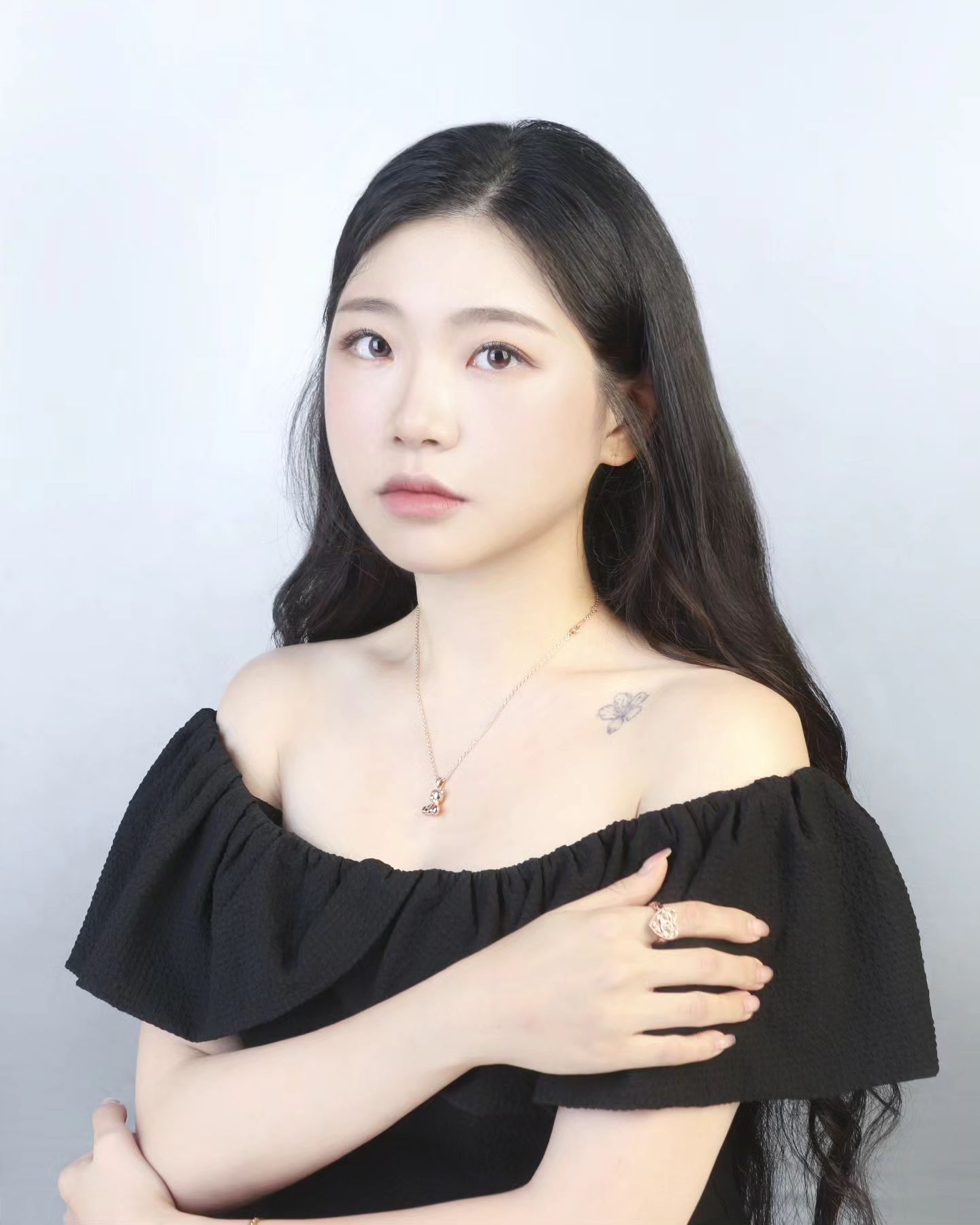 다들 추석 잘 보내고 계신가요? 
이번 연휴가 워낙 길어서 많이들 이동하시는거 같더라구요!
전 오늘 #전주쥬얼리스튜디오 에서 프로필사진 찍고왔어요!!!
프로필을 작정하고 찍는건 처음이라 살짝 떨렸는데 작가님께서 포즈코칭까지 세밀하게 1:1로 친절하게 상담해주셔서 너무 즐겁게 촬영할 수 있었어요👍
한가지 포즈가 아닌 다양한 포즈로 촬영해서 어떤게 저와 더 맞는지도 알 수 있었고 다 찍고 마지막인 보정은 
맞춤보정으로 가격은 저렴하게, 사진은 전문적인 고퀄리티로 나오더라구요!!
너무 보정 심하거나 부자연스러운걸 싫어해서 정말 마지막까지 만족했어요ㅠㅠ
전북대 앞이라 다니기 편하고 저 찍고 나서도 많이들 오시더라구요🌟
결론은 오늘 프로필 전 대만족이예요!!!!
.
.
.
.
.
#전주 #전주증명사진 #익산프로필 #전주컬러증명 #전주프로필 #전주프로필사진 #전주스튜디오 #전주사진관 #전북대스튜디오 #전북대사진관 #전주쥬얼리사진관 #전북대프로필사진 #쥬얼리스튜디오 #전북대프로필 #군산프로필 #인생사진 #촬영본 #프로필포즈 #profashionalphotography