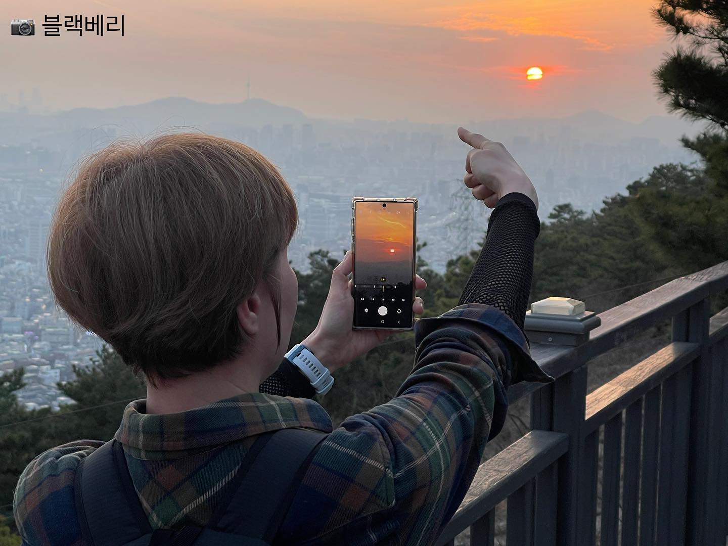 .
2024/04/02 (화) 18:20 #아차산 
(해발295.7m) #야간등산 다녀왔쥬 
5.12km , 휴식 포함 약 1시간 40분 
( 정상까지 40분, 하산 30분 ⛰️ ) 
총 2명 : #권꽁치 & @ 블랙베리 🎶

겨울 시즌 끝나고 등산 복귀 첫 산행 
고작 아차산인데 내 숨소리 무슨 일; 
#야경명소 #야경맛집 #해맞이광장 

시작 전부터 배가 넘 고팠; 뒤풀이를 
안 할 수가 없었지🫣 #아차산맛집 
#원조할아버지손두부 #폭풍흡입 ! 
#짧굵운동 #야등 #살려고하는운동
#꽁치필름 #등산갑시다 #등산고고
