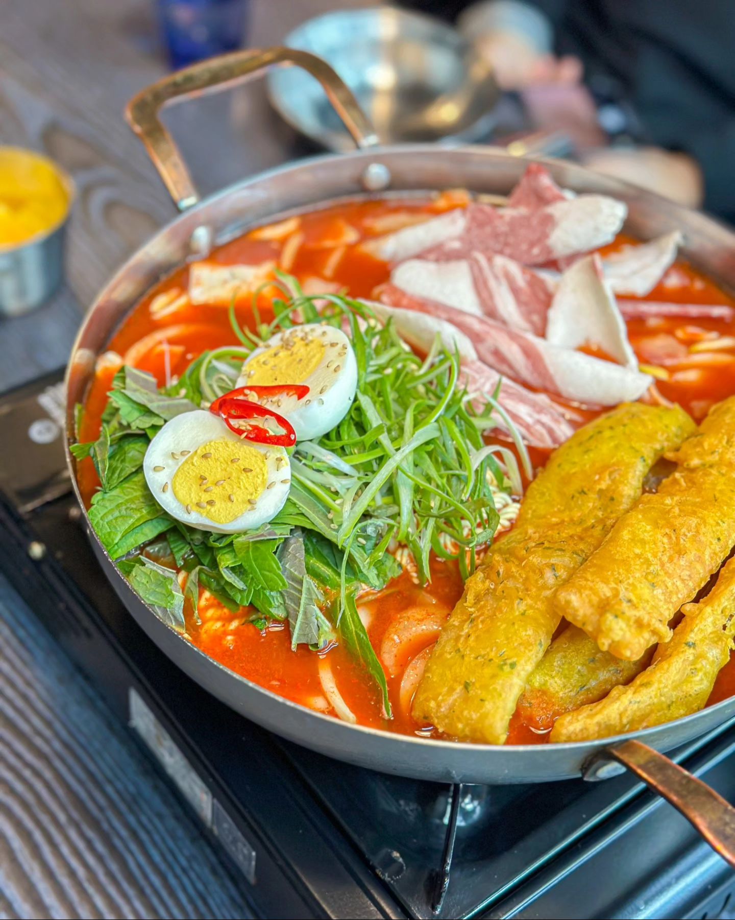 #협찬#크레이지후라이

떡볶이는 만인의 최애음식이죠?
탕정의 즉석떡볶이 맛집 크레이지 후라이에서
맛있는 차돌떡볶이 먹고 왔어요.

크레이지 후라이는 다양한 즉석떡볶이 메뉴가 있고
맵기도 다양하게 조절가능해서
취향껏 맛있게 먹을 수 있어요.

저는 고기를 좋아해서 차돌떡볶이를 시켰는데
비주얼 너무 좋죠?ㅎㅎ

떡이 쫀득말랑해서 식감이 너무 좋고
떡볶이 소스가 맛있어요.
졸일수록 더 맛있어지는 마법같은 소스 ㅎㅎ

떡볶이에 들어있는 어묵튀김은 별미고요.
같이 시킨 버터갈릭감자튀김이 
소스랑 너무 잘 어울려서 완전 맛도리👍

낮에는 즉석떡볶이로 든든하게  점심하시고
저녁에는 술과 함께 맛난 떡볶이를 안주삼아 
한잔 하시는 건 어때요?

📍 크레이지후라이 탕정역점

🇰🇷 충남 아산시 탕정면 한들물빛5로 17 2층 203호
(탕정역 도보3분)
☎️ 041-546-9620
🚗 건물 지하주차장 이용

 #아산맛집#탕정맛집#아산탕정맛집#탕정역맛집#탕정역하이볼#아산하이볼#탕정역술집#아산술집#아산맛집추천#아산데이트#탕정역데이트#아산탕정데이트#아산탕정회식#아산탕정밥집#크레이지후라이탕정역점