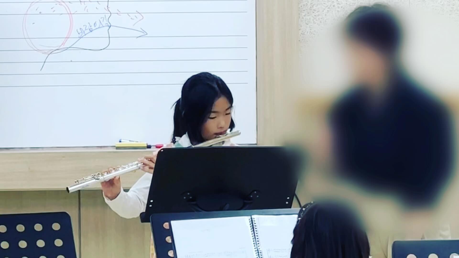 #방과후플룻

오늘 낮에 딸랑구 #방과후공개수업 다녀왔어요~

학교 방과후 수업이 잘되어있어서 초등입학하자마자 매분기 3-4개 정도씩 수업 듣는것같아요. 

지난분기 4개 하다가 줄여서 이번엔 3개.. 
방과후수업이 확실히 교육비도 훨씬 적고, 이동시간도 안들어서 저는 참 좋더라고요 ෆ

플룻 수업은 올 3월부터 듣기시작했는데, 아직 성에 안차는지 공개수업에 오라고했다가 오지말라고했다가 어찌나 변덕스럽던지요..😂

결국 마지막에 가도된다는 허락(?)을 받고 다녀왔어요 ㅋㅋ 가서 딸랑구 연주 뿐만 아니라 선생님이 따로 학생들과 준비하신 앙상블 연주도 듣고, 이번에 #예원학교 에 합격한 6학년 선배의 독주에 졸업한 중학생의 특별연주까지 아주 귀가 황홀했습니다💛

저희동네가 나름 교육열이 높은 동네인지라.. 학원가느라 방과후 안하는경우도 많은데 전 아주 잘 활용하고 있습니다 ㅎㅎ 

#방과후수업최고👍🏻 

kjhqueenka