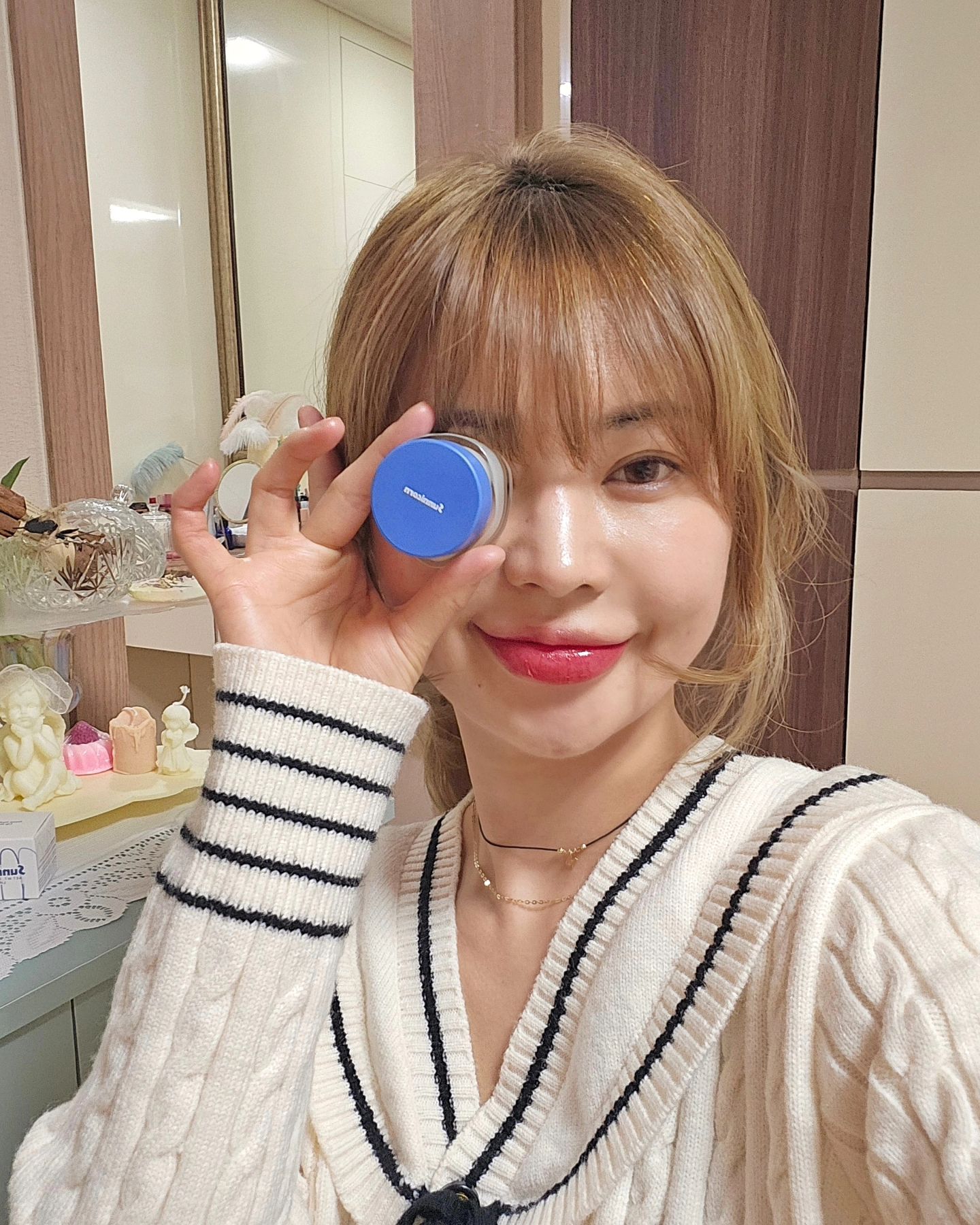 #협찬

입술 각질과의 피나는 전쟁으로
언젠가 부터 립밤 바르는게 
습관이 되어버린
늙은 몸

세안 후 메이크업 전 자기전에 꼬옥

안그러면 
각질이 난리가 나서
뜯고 피나고 쾌감 느끼고
지저분해 보이고 의 반복

립 관리 쉽게 할순 없으까?

100시간 탱글립 만들어 줄 
#써니콘 비건립밤

립밤도 여러개를 써보니
오래 지속되지 않고 
수시로 발라줘야
하는게 많은데

써니콘 립밤은 한번 바르고 나면 
탱글탱글 윤기 좌르르를륵

자고 있는동안도 건조하지 않아 너무 좋다!

게다가 

파유리를 100프로 재활용해 만든
재활용 우수 용기로 ♻️ 

지구를 위해 일하는
비건스킨케어 브랜드라 더 더 믿음직 스릅다!

2월 13일부터 공식홈에서 공식 런칭기념
2월 13일 - 2월 16일까지
45% 할인중이니 ! 20.000-> 10.900

환경도 지키고 내 입술 각질도 지켜내자요!

💋 

#써니콘#비건립밤#입술보습추천#립마스크#탱글립#100시간립밤#비건화장품#민감성피부#저자극립밤#입술케어#각질케어#비건#sunnicorn_life#비건스킨케어
