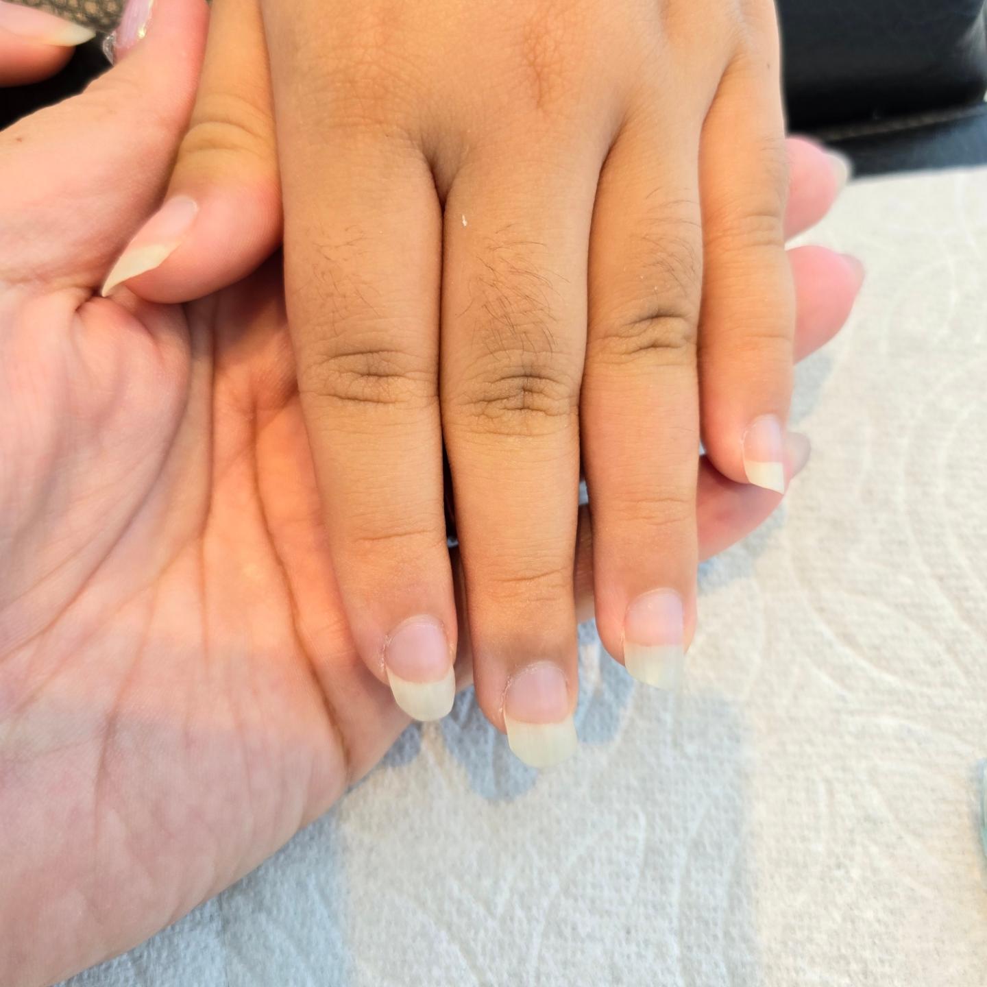 넖은 자연네일이 마음에 안드는 중학생고객님~~
둥근쉐입으로 이쁘고 동글귀엽게~~
티나지않는 시럽젤로 자연스럽게♡
못생긴손톱도 예쁘게 교정가능해요^^♡

#네일하는뇨자 #여늬 #여늬네일 #교정네일 #네일맛집 #진접네일 #진접네일샵 #장현네일샵