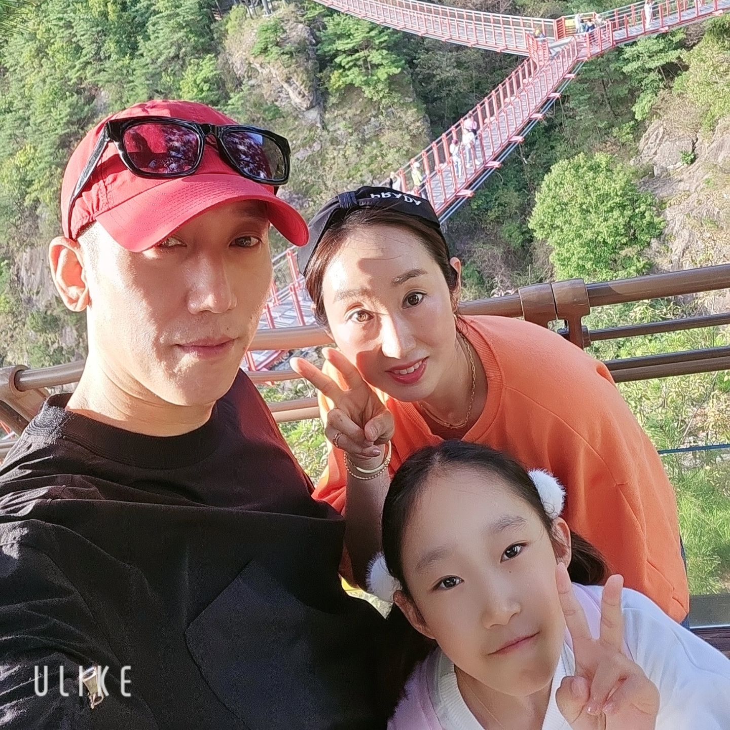 🍀

윤나네는 여행중요
🥰🥰
가을은 가을이네요
산이참 이쁘네요
안더우니
다닐맛 나구요

근데 
출렁다리 은근 무섭구요
😅😅
윤나랑 엄마는
무서워 바닥도 못보구요
🥲🥲

그래도
간만에 땀찔끔흘리면서
운동했네요
🤣🤣

#출렁다리#주말#나들이#힐링#일상이주는행복
