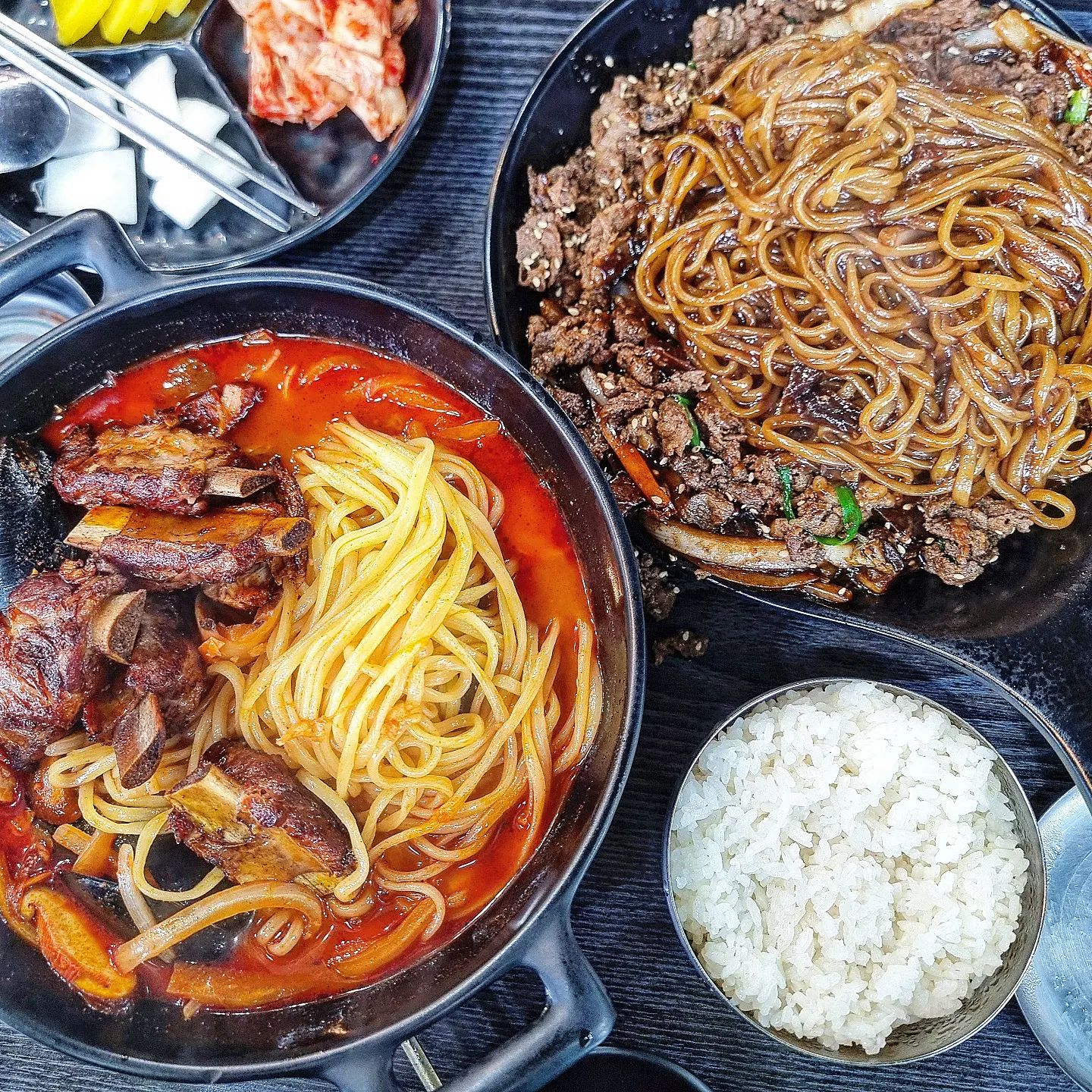 제주도에서 가성비갑 비주얼 맛 최고 짬뽕집 찾았당😁
4일째 강풍 때문에 제주도에서 고립중!!!
이왕 이렇게 된거 먹고 싶은거나 다 먹어버리자~ 😝
급 짬뽕이 땡겨 찾아온 #하르방짬뽕 😆
비주얼 보고 반해서 찾아 왔는데 역시 사진찍고 싶게 만들어지는 비주얼 가격 좋아요 ♡♡ 맛은? 맛도 있어♡😍
✔️갈비짬뽕12000
✔️소불고기짜장10000
갈비짬뽕 갈비가 두둑 6개정도~ 해산물도 가득~ 얼큰하면서 진한 육수가 면 다먹고 밥말아 먹고 싶게하네 ~ 공깃밥 추가🤫
소불고기짜장은 ~ 소불고기가 진짜 가득 들어있는데 만원이라니~
이 동네 살면 매일 올듯~ ㅎㅎ역시 도민 맛집ㅎㅎㅎㅎ
바람을 피해서 ~ 가자아🙂
#제주도#제주맛집#하르방짬뽕