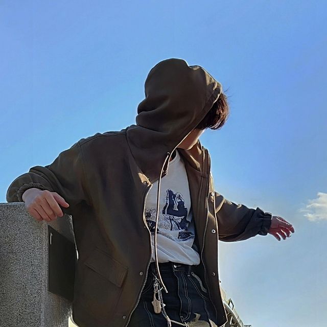  경景 | 스트릿, 캐주얼, 미니멀 on Instagram: "#광고 이번 봄은 이렇게!

@standarderror_official [87-STAN013 후드 스트링 비건 스웨이드 자켓]

스탠다드에러에서 후드 스웨이드 자켓을 제공해주셔서 메종미네드의 데님 팬츠와 매치하여 스트릿한 무드로 코디해주었는데, 
카키 색감이 정말 다양한 색감과 어울려 다양한 코디가 가능했습니다.

전체적으로 깔끔한 디자인에 투웨이 지퍼와 밑단 스트링, 포켓 같은 다양한 디테일이 많고 오버핏 실루엣으로 부담없이 가볍게 포인트로 걸치기 좋은 자켓이였어요 ᷇ᵕ ᷆ 
.
.
✔️ POLY 100% 소재
✔️ 보통 스웨이드 질감보다 소프트한 터치감으로 편안한 착용감
✔️ 높은 퀄리티의 앞면 플라켓 디자인
.
.
.
#스탠다드에러 #STANDARDERROR #남여공용자켓 #자켓 #데일리룩 #자켓추천 #간절기아우터 #JACKET #パンツ #outer #스탠다드에러x텍토리"