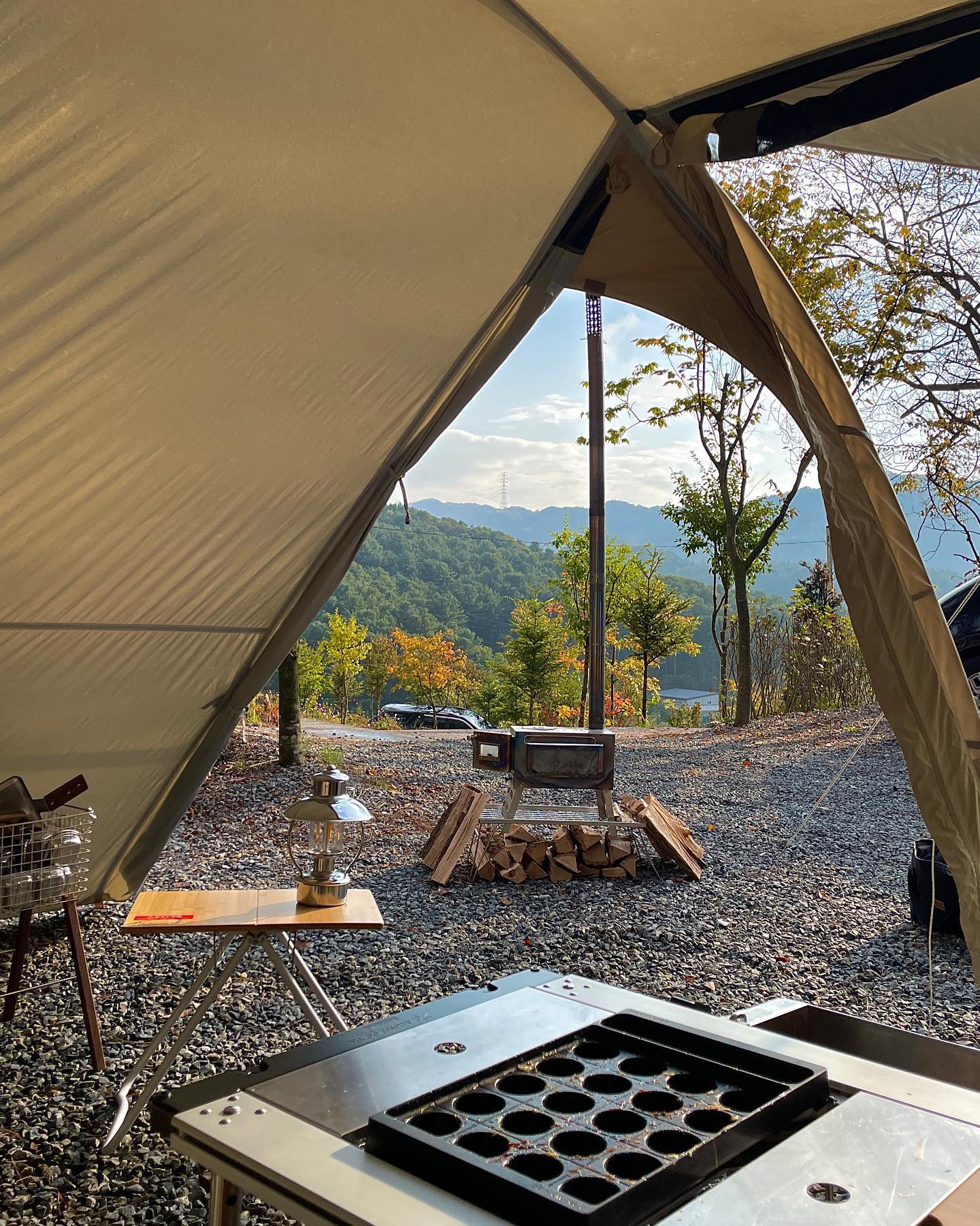 급 떠난 지난주 1박 2일 압축파일📂

화목난로의 계절이 왔어요🔥🔥
요즘 화목난로 때문에 캠핑 매일 가고싶다해도 
과언이 아닐정도로  만족도 최고…🤎

삿포로에서 공수해온 설봉원과 
타코야키 키트로 야무지게 타코야끼 해묵고 🐷
군밤도 꾸어묵으며 가을 만끽하고 왔어요🍂 

여기 전전날 밤에 줍줍해서 가본 캠핑장인데 
꽤 맘에 들어서 재방문예정🕊️ 

🏕️포천 금동휴양림캠프3 

근데 포천은 가까워서 1박만 하고싶은데 
2박 우선예약이라 앞으로도 줍줍으로만 갈듯..😇😇

(마지막 영상은 손에서 폰 못 놓는자의 최후…. 🫠)