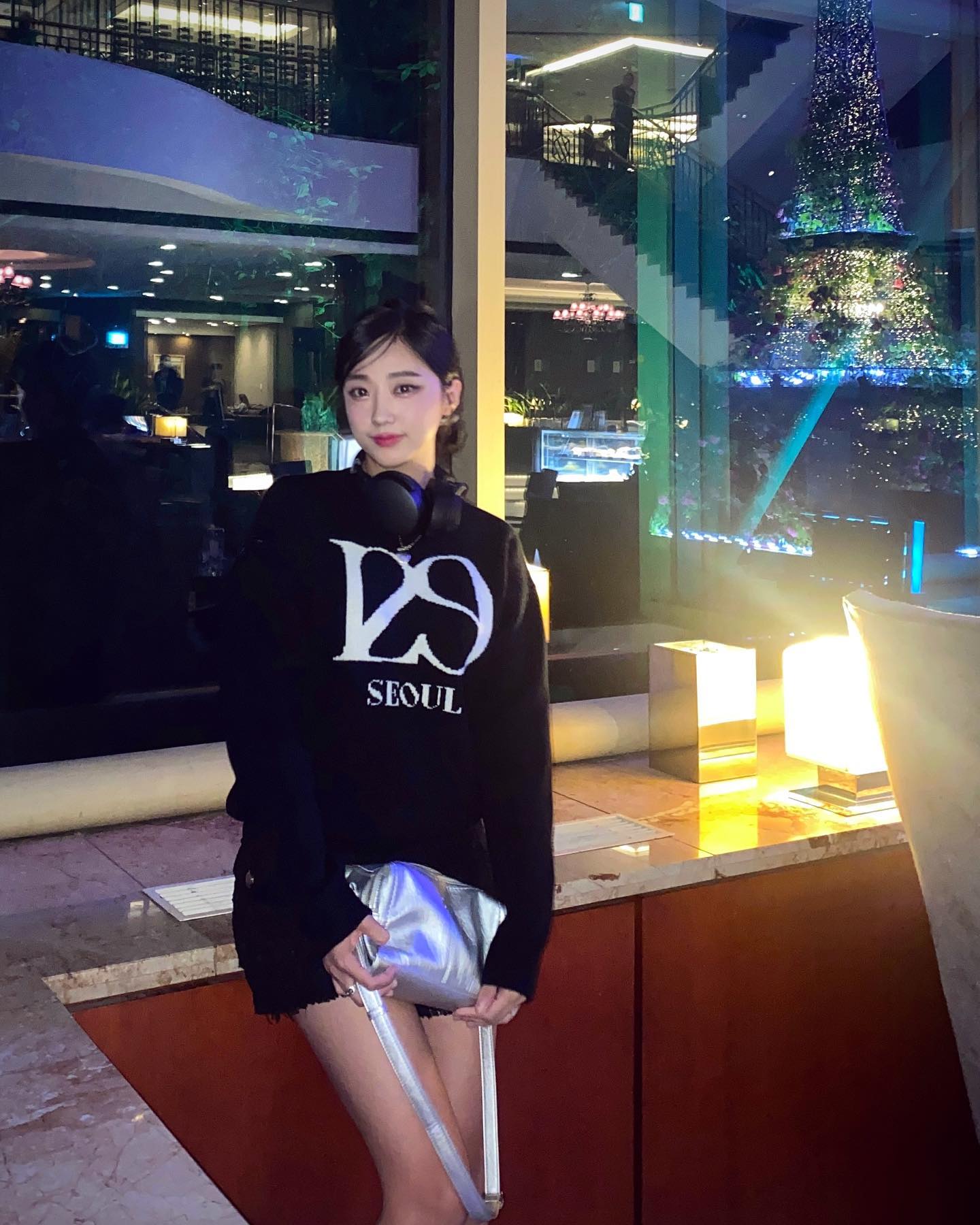 진짜 오랜만에 헤어스타일 바꿔봤는데 어떤데,,,🐱✨🐥
그건 그렇구 …,, 일리고 스웨터 , 실버백 예쁜것좀 보세요 다들…🥹(illigo.129)