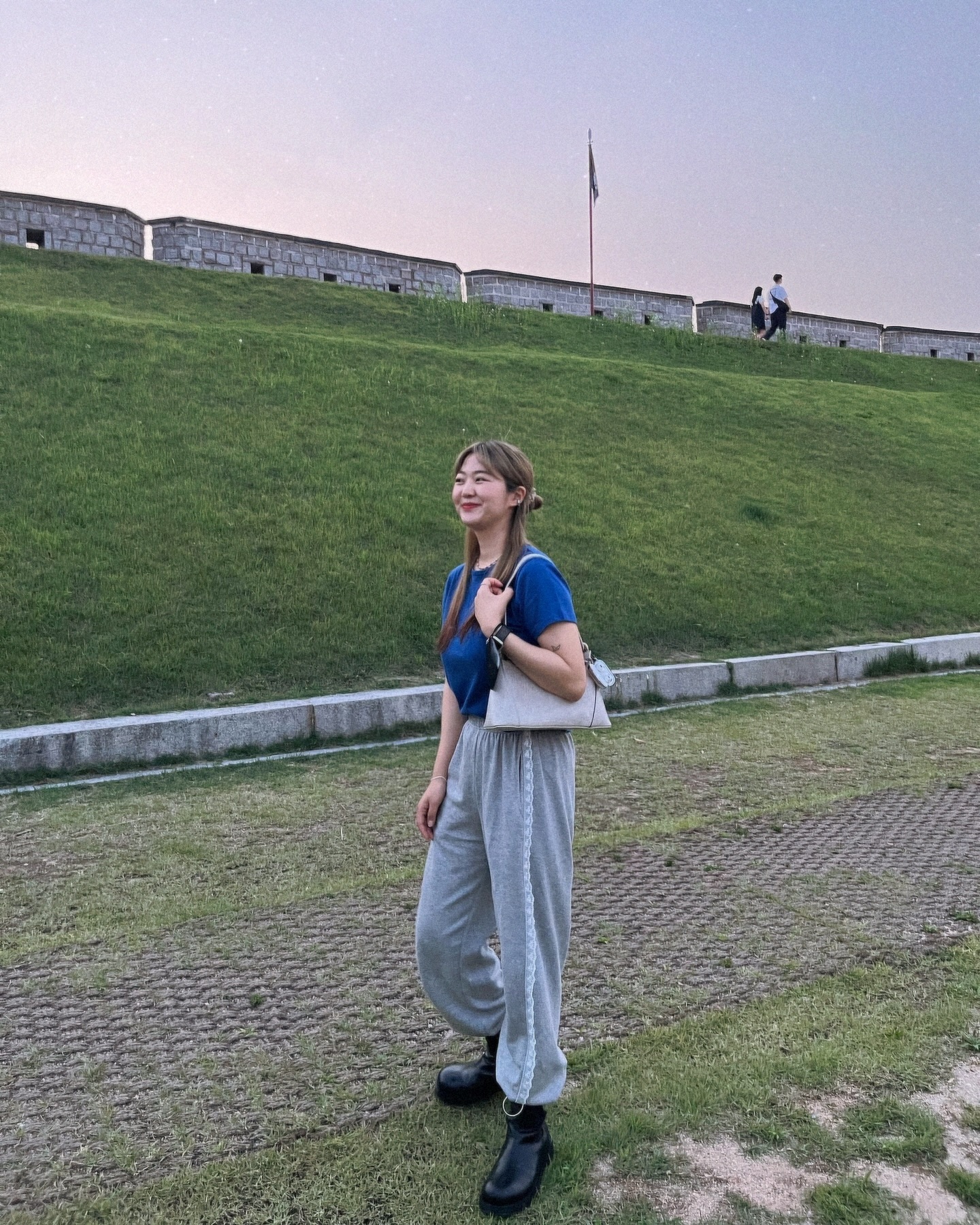 이 잘나온 사진들을 놓칠뻔했네
약 한달전쯤의 적금샷📸
근데 에어팟은 왜 열고댕기는교...?