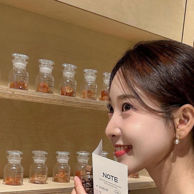 현예진 on Instagram: "#광고 직접 조향해서 만들어낸 하나뿐인 내 향수. 평소 좋아했던 향들을 고심해서 골라다가 한 방울씩 넣어 섞어주면 정말 처음부터 끝까지, 내맘에 쏙!!!!! 드는 향수가