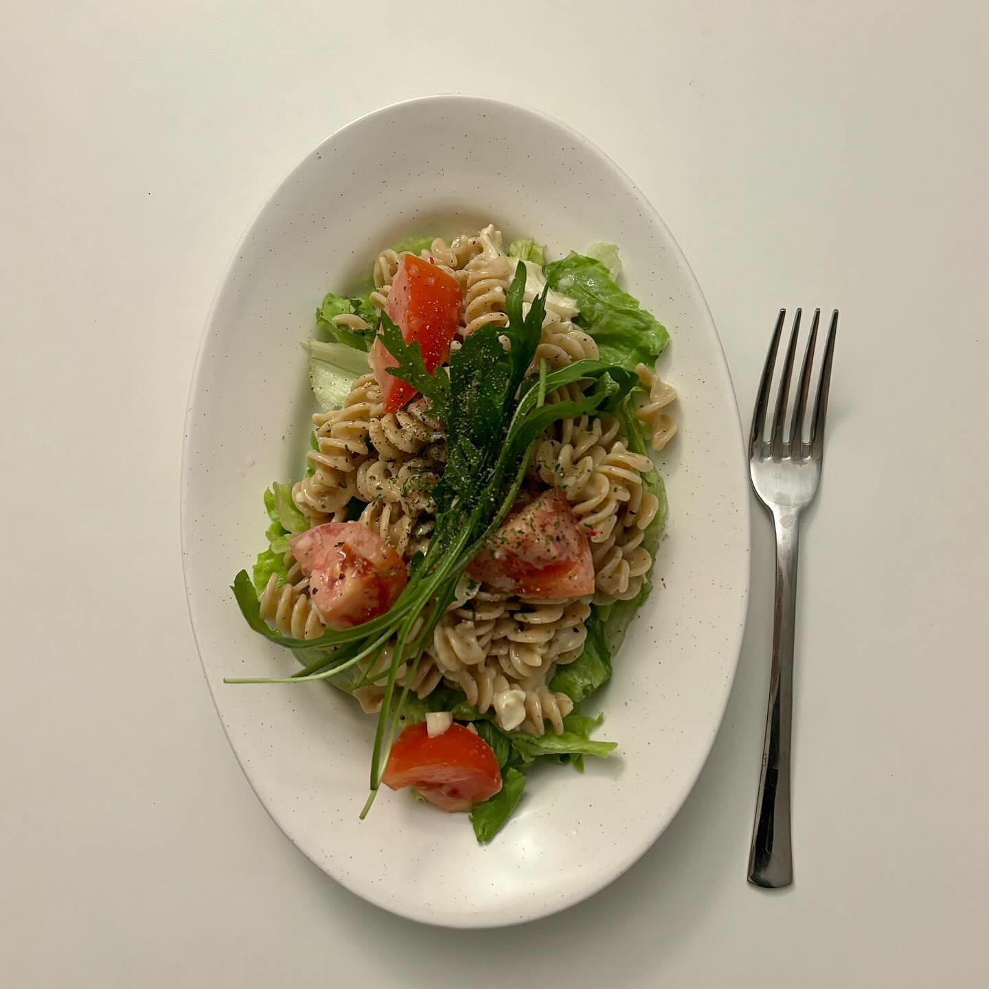 #브리치즈파스타 🧀🍝
통밀 푸실리에다가 야채 잔뜩 추가했더니 소화도 잘되고 나름 건강쓰~ 쉽고 재료도 간단한데 맛은 미쳤음. 자주 해먹어야겠어요.
(이쁘게 사진만 찍고 루꼴라 무한추가)

1. 파스타면 삶기 (저는 끓는물에 10-12분)
2. 면 삶는 동안 접시에 마늘 반주먹?(6-7알?) 직접 다지고, 올리브유 3스푼, 소금 후추 많이, 토마토랑 바질 잘라 넣기(바질이 없어서 루꼴라로 대체했는데 맛있었음)
3. 브리치즈 대충 조각내서 접시에 담기
4. 면 다 삶아지면 물 버리고 찬물로 행구지말고 뜨거운 채로 접시에 투하해서 치즈 녹을 때까지 비비기