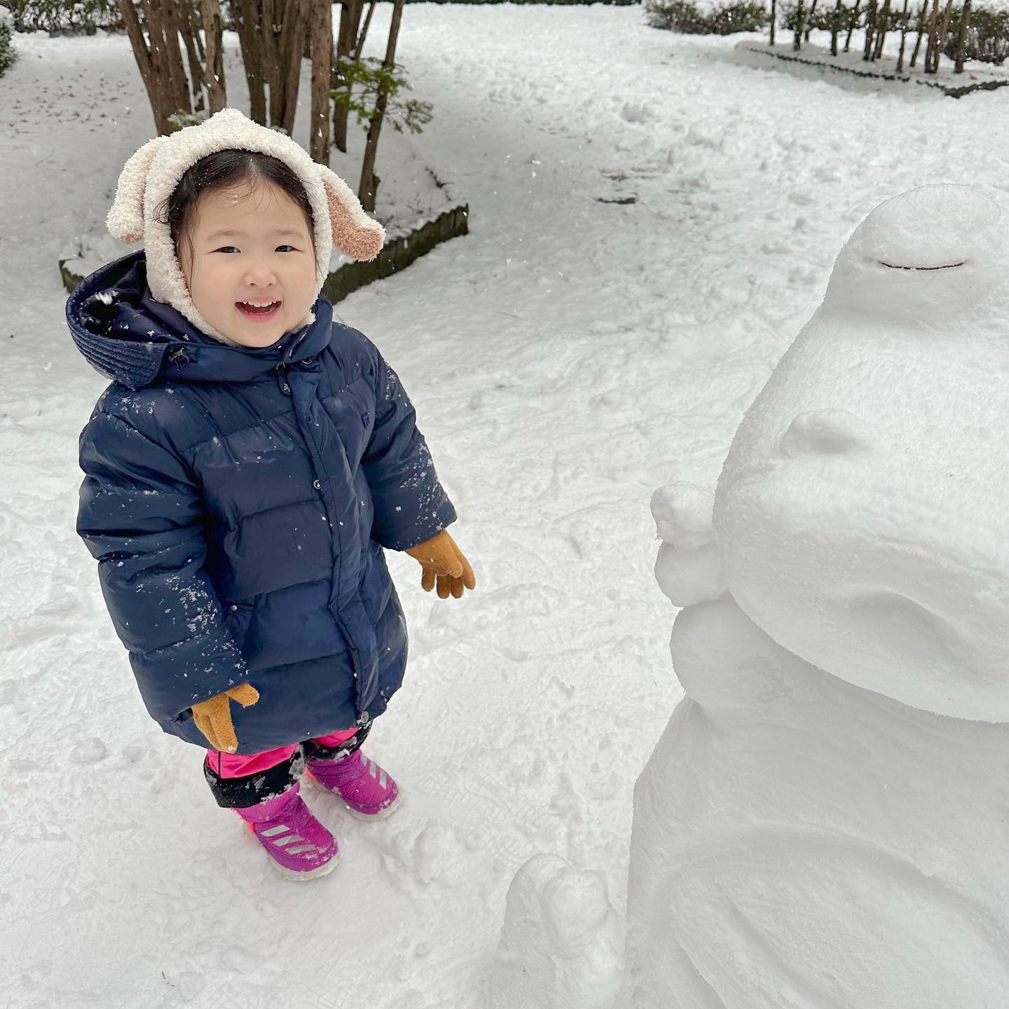 우리집 똥강아지랑 ❄️즐기기
눈사람⛄️도 하나 맹글고
우리 단지 눈사람 장인이 만든
크롱🦖과도 찰칵📸
.
.
.
#39개월겨울 #눈좋아하는똥강아지 #엄마는사실눈안좋아해 #그래도즐겨보자 #크롱눈사람 #잘맹그셨다