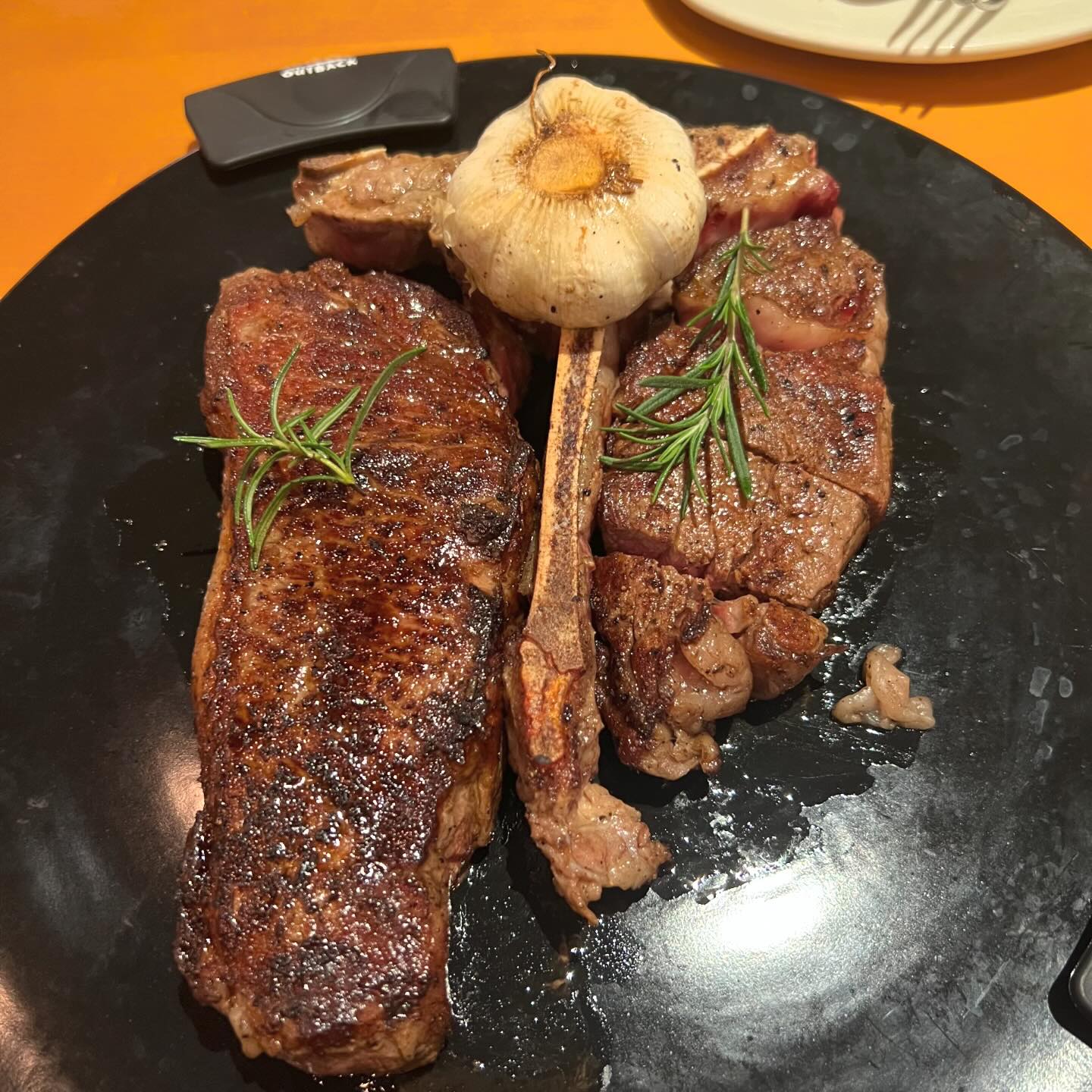 오랜만이야 #아웃백
크리스마스 이브에 #포터하우스 먹으러 다녀왔어용

근데,, 주차 헬이라 건물 진입에만 한시간이 걸렸다는…😣
배고파서 차에서 아사할뻔?!

자리에 앉자마자 부시맨빵으로 급한 허기를 달래구요
근데 이상하게 부시맨빵이 .. 핸드폰 크기보다 작아졌더라는😭

그래도 기대했던 포터하우스는 맛있었어용😍
토마호크보다 훨씬 부드러워요!

스테이크가 느끼할까봐 파스타는 아라비아따로 시켰는데
맛있긴한데 투움바가 낫..

아, #청포도라임스파클링 꼭 드셔보세요
너모 맛있떠😍
.
.

먹고 나오니까
해가 참 예뻐서 찰칵📸
.
.
인님들 #메리크리스마스 예요🎄🤶