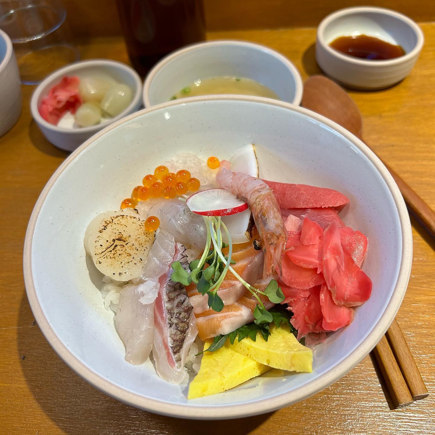 🌸 #행궁동맛집 #마츠리동 🌸

#행궁동 놀러가서 뭐 먹지 하다가 찾게된 #카이센동 ! 가격은 18000원이고 재료들이 엄청 싱싱하고 맛있어요 🤍

잘못하면 비릴 수 있는데 그런 거 전혀 없고 해산물들이 쫀득하고 탱글했답니다 :)

생긴지 얼마 안 되었다고 하던데 가게도 깔끔하고 맛있어서 행궁동 갈 일 있으몀 추천해요 🤍😉🤍

재방문의사 : 🌕🌕🌕🌕🌕

#수원 #수원맛집 #행궁 #행궁동데이트 #행궁맛집 #행궁맛집추천 #카이센동맛집 #먹팔 #먹팔맞팔 #먹팔해요 #먹스타 #팔로우미