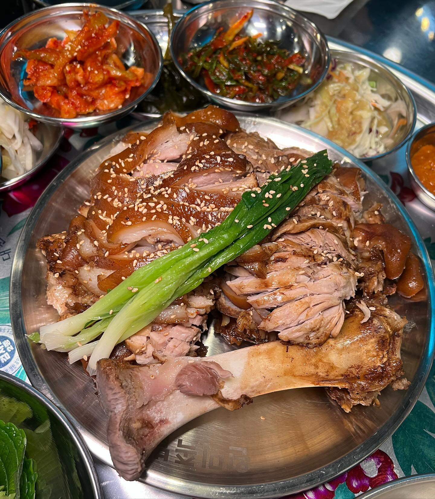 상다리 부러지는 남도식 한 상 족발 오마카세를 즐길 수 있는 #완미족발 다녀왔어요🐰

주디는 온족발 먹었는데 불족이랑 보쌈도 넘 맛있겠더라구요🔥
같이 나오는 파김치는 진짜 제대로 미친놈이에요;;❤️‍🔥
족발에 같이 올려 먹으면 너무나 찰떡🤤

족발 아예 처음 드시는 분과 함께 먹었는데 너무 맛있다고 하셨어요!

🏷️남도식한상(중) 36,000
🏷️야들야들 보쌈(중) 37,000
🏷️불타는 매운족발(중) 37,000

▪️완미족발 은평신사점 
wanmi_jokbal_official wanmi_jokbal_eunpyeongsinsa 
▪️서울 은평구 갈현로1길 3 1층
▪️일-월 16:00-24:00 매주 화요일 휴무
