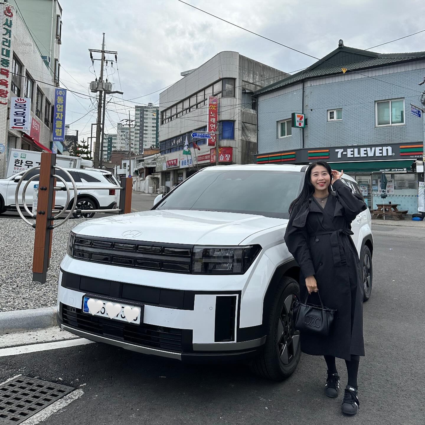 New CAR 싼타페 룰루 🤍🖤
일년은 기다려야 된다던데 짱짱맨 삼촌덕분에 사려고 맘먹자마자 금방 받게되어 실감안나구 얼떨떨,,,, 1부터 10까지 일사천리 ! 게다가 틴팅은 물론 기름까지 풀 게이지로 채워주신 최부장님 최고 🫶🏻 진짜 우리차 마쟈??? 넘 예쁘고 승차감 좋고 난리 💙 새차끌고오면서 오빠랑 연애시절부터 나도 한 10년 정도 탄 정든 우리 소나타 ㅠ 안녕하는데 하나도 안슬프구 (미안,,,) 신나기만 하다 ㅎㅎㅎ 이제 뉴카 안전하게 잘 타구 다니쟝 🪄 감사합니다 🙏🏻