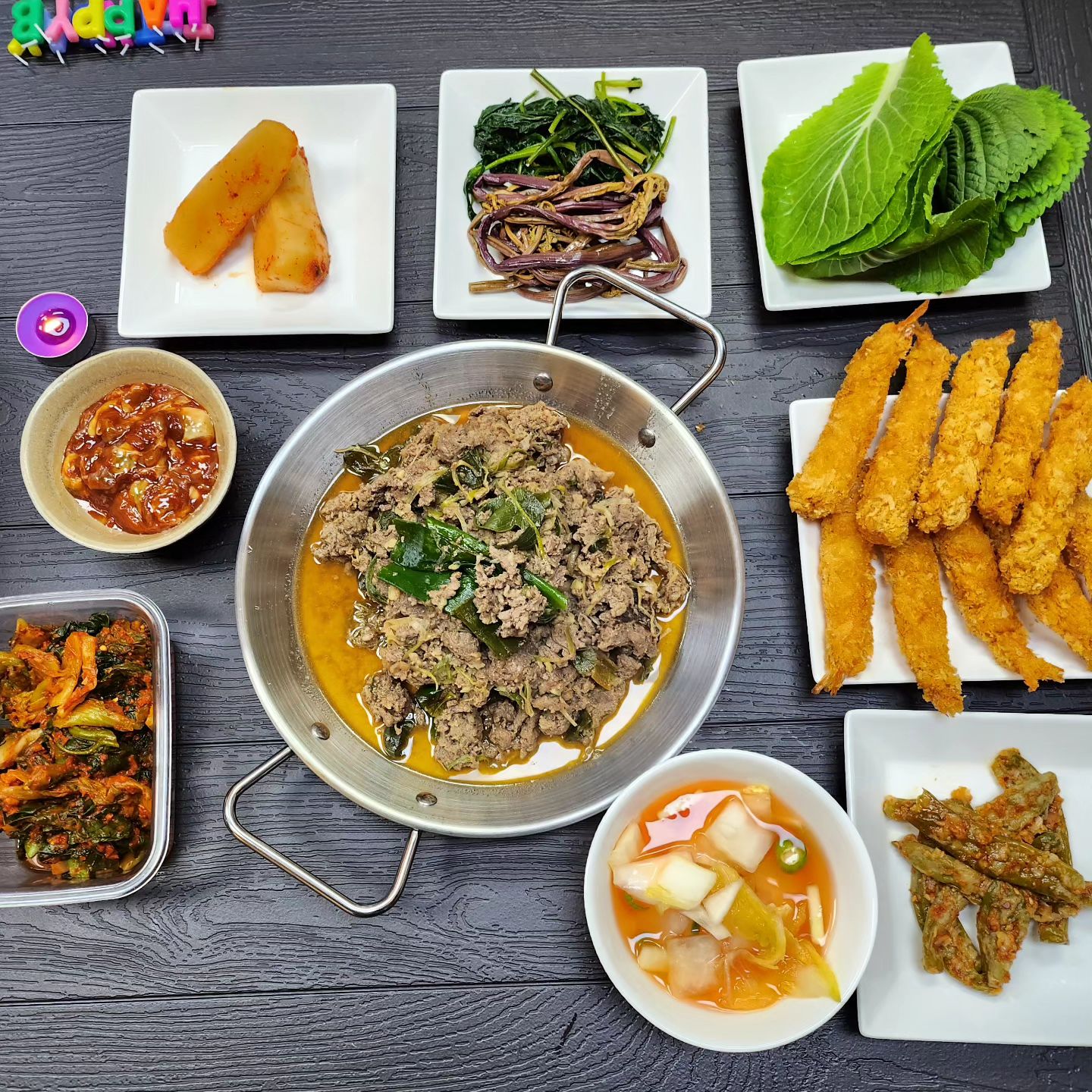 행복한 새해, 굿바이 2023년!!
그리고 사랑하는 우리 가족들..
엄마한테 연말 겸 생일상을 너무 푸짐히 받아버렸다💜
#집밥 먹은게 얼마만인지😢 엄마손맛 좋아유..
자취러에겐 이런 행사때 가족과 소소히 집밥 먹는 것처럼 행복한 일이 더 없는 것 같다🥰
.
인친님들께서도 모두 한해 수고하셨습니다.
더 나은, 더 행복한 2024년 응원합니다!!!
#새해복많이받으세요 #해피뉴이어 #먹스타그램 #2024