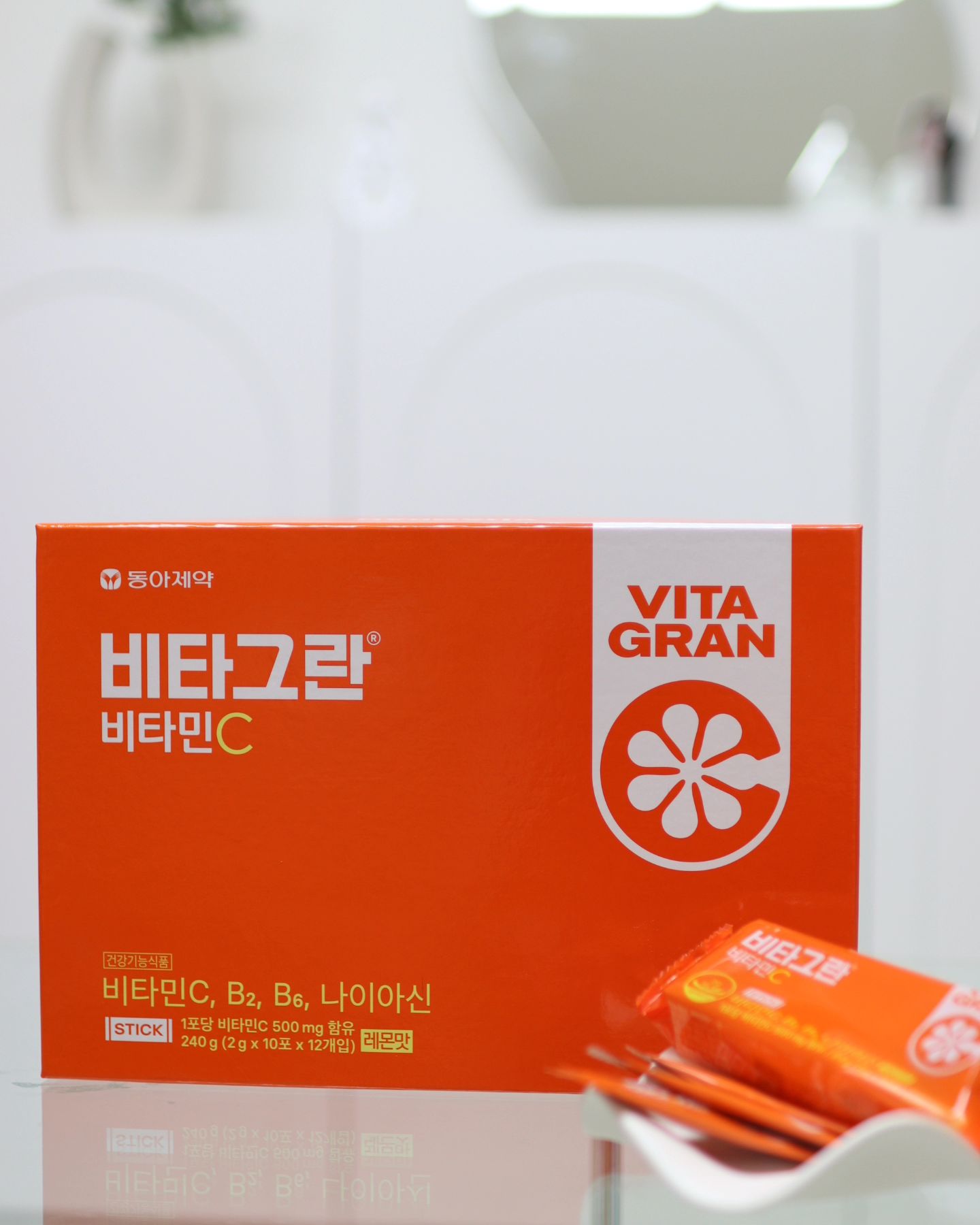 #광고 vitagran_official
⠀
요즘 바쁜 일상 속에서 건강 챙기기 쉽지 않죠?
그래서 제가 찾은 비타민C, 바로 #비타그란비타민C 🍋✨ 비타민C 1,000mg! 비타민B2, B6, 나이아신도 꽉꽉 채워져 있어요.
⠀
사르르 녹는 분말 타입이라 물 없이도 OK! 주머니에 쏙 넣고 언제 어디서나 간편하게~ 💼👝 상큼달콤한 레몬맛이라 너무 맛있어요. 그래서 매일 먹는 게 전혀 부담되지 않아요! 🍋💛
⠀
정제 타입 먹기 어려운 분들께 완전 강추! 가족 모두가 함께 즐길 수 있는 비타민C라 더 좋아요. 과일, 야채 섭취가 부족한 분들께 딱! 건강기능식품으로 비타민C 보충 완벽해요. 🥗🍏
⠀
하루 2회, 1회 1포씩 섭취하면 끝! 저는 아침에 한 포, 오후에 한 포 먹고 있어요. 하루가 활기차게 시작되고, 피로감도 덜 느껴지는 것 같아요. 💪✨
⠀
매일매일 #비타그란비타민C 와 함께 건강한 하루 보내세요! 🌞🍋
⠀
⠀
#비타그란 #VITAGRAN #비타민C #비타민C분말 #맛있는비타민 #비타민선물