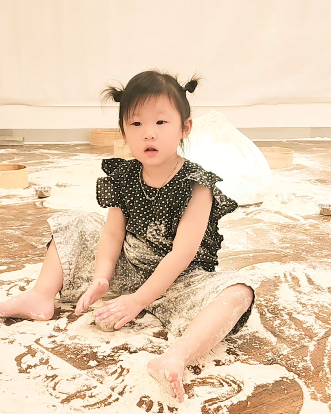 온몸으로 마음껏 놀기𓊦
빵도 만들고 밀가루 반죽도 하고 

🪐가루야가루야 밀가루 체험
체험시간 :100분
24개월 이상 입장가능
보호자 동반 필수

설아맘 꿀팁𓊦
1.아이 미술가운 준비하기
2.시작 10분 전에 가기

.
.
.
.
.
.
/
#가루야가루야#밀가루체험#체험#엄마표놀이#육아정보#육아공유#육아소통##육아일기 #육아기록 #육아맞팔#인천가볼만한곳#인천맘
#babygirl #baby #lovely #cute #아이랑갈만한곳 #딸스타그램#쥐띠#아기 #아기스타그램 #베이비스타그램 #베이비그램 #베이비모델 #육아#육아맘 #육아스타그램 #육아일상#09추석육아29fri