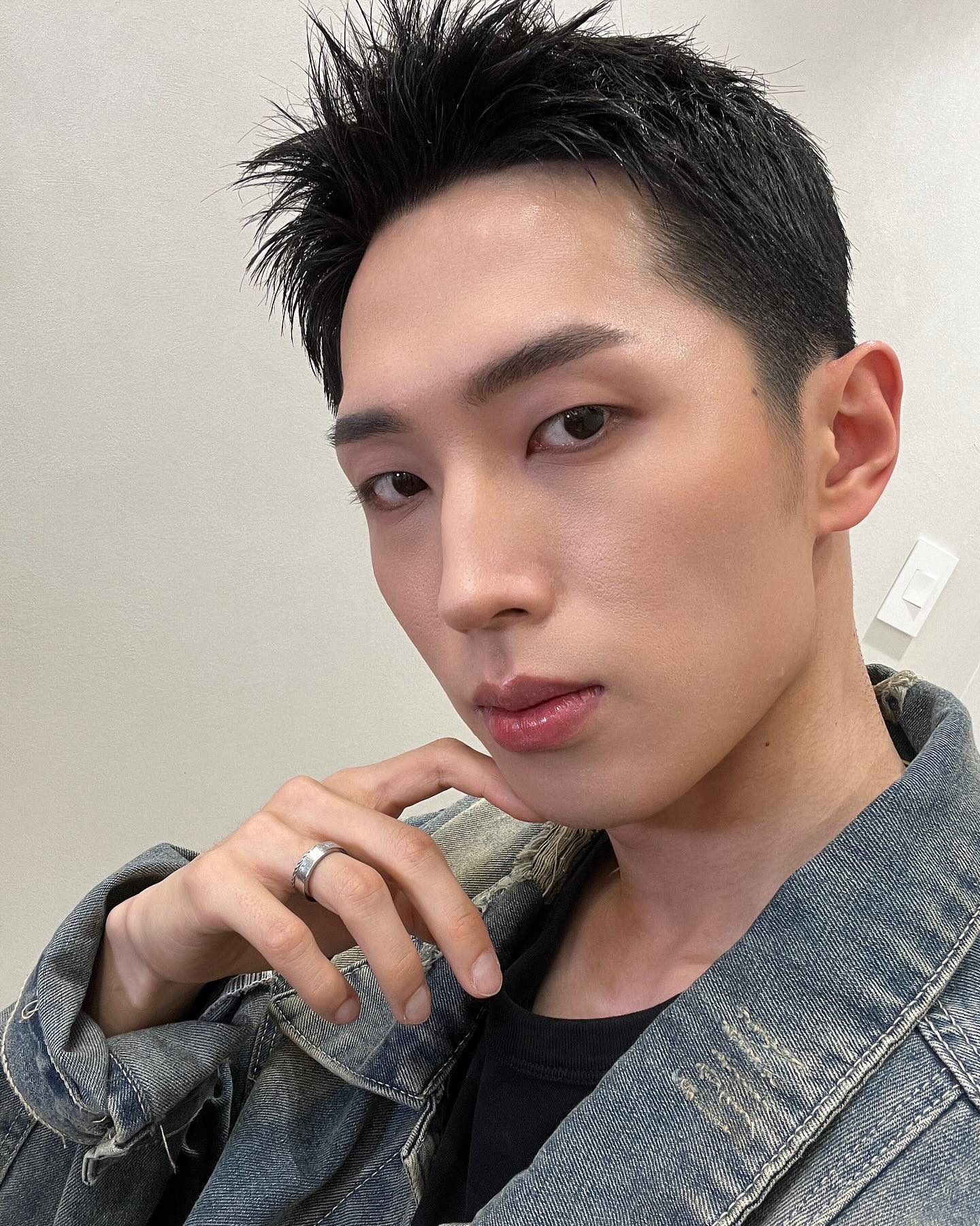 만우절 기념으로 셀피 2Chuck!! 📸
⠀
⠀
#만우절 #셀피 #셀카투척 #피팅모델 #98년생 #27살 #청담동