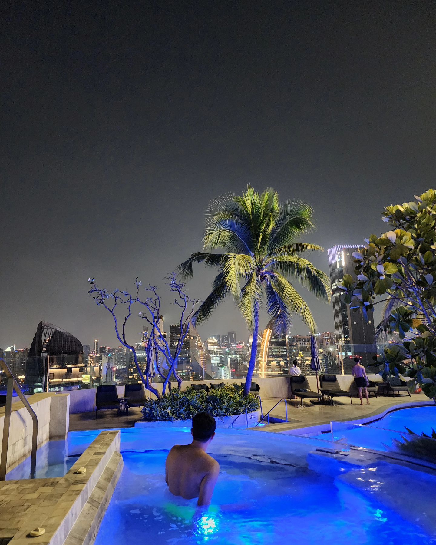 intercontinentalbangkok 
.
Photo by korex0418 
.
#인터컨티넨탈호텔 도장깨기
.
여행지를 선정할때 나는 #intercontinental 호텔 (IHG) 을 먼저 정한 뒤 선택한다.
.
아직 사랑이가 생기기전 홍콩 인터컨티넨탈에서의 진권이와 함께한 밤수영 영상을 아직도 찾아보곤 한다.
.
이번에도 진사 와 함께 보낸 한시간이 너무 좋았다.
.
사진을 보니 점점 불어간다. 광국아 나 운동해얀디...쇠질을 사랑하는 사람이 되고 싶다ㅜㅠ
.
무튼, #방콕인터컨티넨탈 은 직원들 모두가 너무 친절하다. 후기에서 보던 그 친절함이 어떤 뜻인지 알겠음.
.
오늘 밤엔 꼭 #티츄카 를 #카오산로드 를 가보고 싶다.
.
#방콕 #방콕여행 #bangkok #군산 #익산 #전주