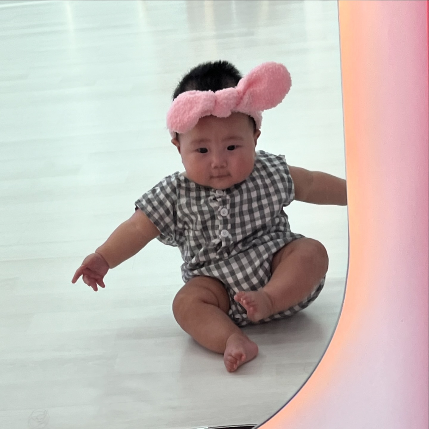 인생 처음으로 키즈카페 간 로우니💛
아직은 로운이보다 엄마가 신나서 
돌아다녔지만 로운이도 같이 신난거 맞지!?

#베이비카페입문 
#5개월베이비카페
#그냥인형놀이하는거지