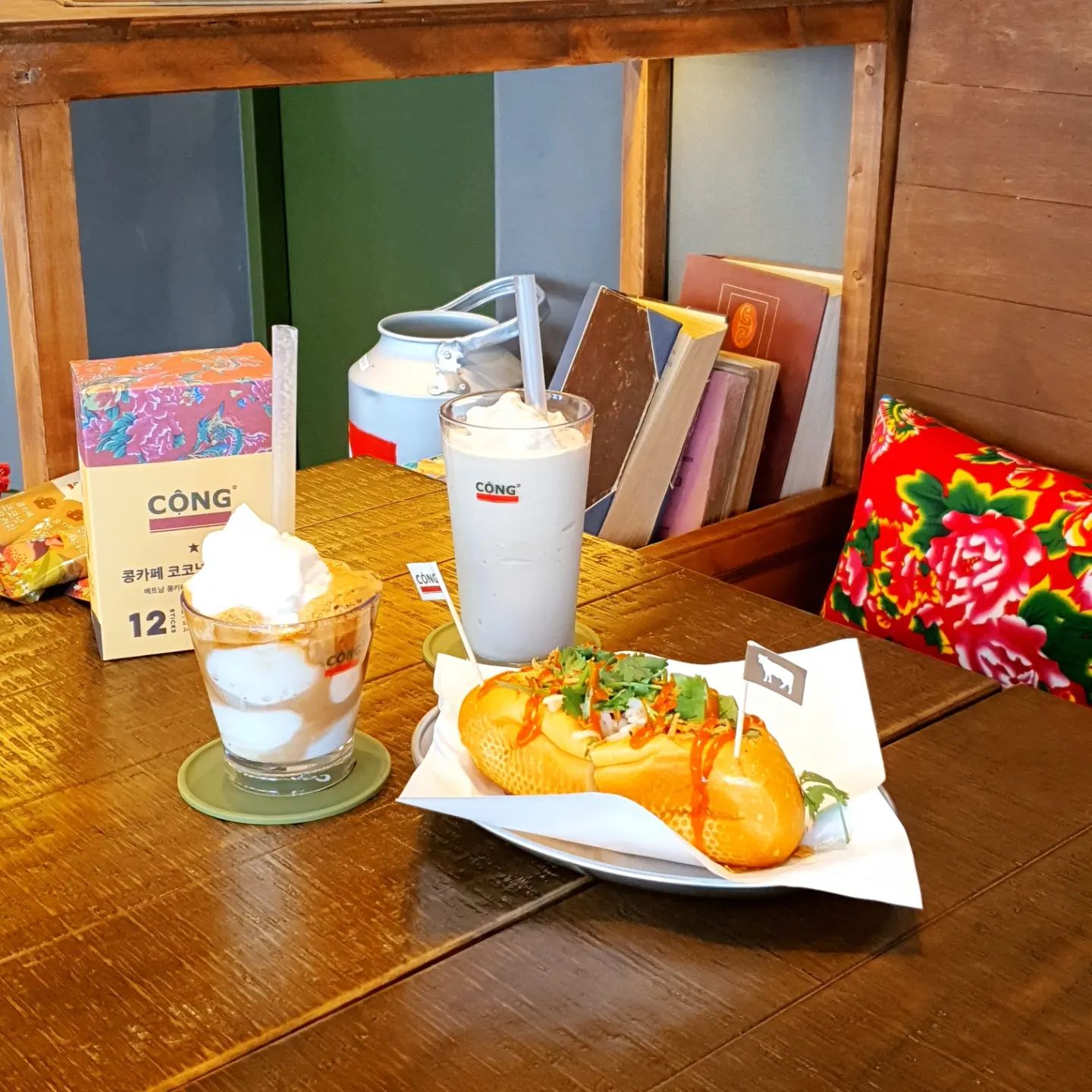 #콩카페대전둔산시청점

대전에 처음 상륙한 베트남 콩카페 신상카페가
요새 핫하다하여 주말 살짝쿵 다녀와보았어요.

베트남 인테리어 소품들로 꾸며진 공간이라그런지
막 여행 온듯한 이색적인 분위기가 폴폴 느껴지더라고요ㅎㅎ

반미샌드위치 비프 기본 주문해봤는데
바삭한 식감과 소스와의 어울림 미쳤다리,, 
한끼 식사로도 손색없을 만큼 속이 든든하더라구요~ 
식후라서 신랑하고 가볍게 먹으려고 들렀는데
왠걸~ 애기들이 더더 잘 먹어욤욤ㅋㅋㅋ(대반전쓰) 

코코넛 스무디커피, 코코넛 멍빈 스무디 요렇게 시켰는데
애기들 코코넛 스무디 너무 잘 먹는거 있됴ㅋㅋ

전체적으로 음료들이 자극적이지 않고 달달? 고소? 해서
부담없이 즐기기 딱 좋을듯해요^^ 
곳곳에 포토스팟 많으니 사진 남기기 강추:) 

조만간  망고스무디 먹으러 가봐야겠어요! 

#콩카페#대전카페#대전커피#콩카페대전#대전맛집#콩카페대전둔산시청점