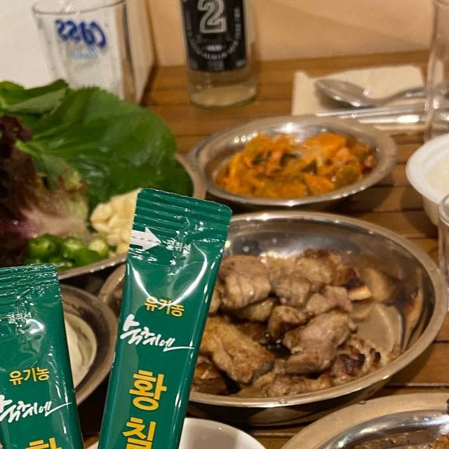지연 on Instagram: "#광고 #협찬 #제품제공 

황칠코리아에서 숙취해소제를 제공받았어요!

연말 술술술 생활중인사람 손🙌

인삼나무라는 별칭을 가진 황칠나무는 만병통치약이라는 학명을 가지고있어요.
항암, 항염, 당뇨, 면역력증진, 항산화작용 등 많은 효능이있어 인삼나무라고 불리나봐요
특히 간기능개선에 탁월한 효과가 있어 개발된 인삼나무로 만든 황칠타는 20년 이상된 나무만을 사용한다고해요.

소주에 타먹으면 알코올향이 살짝 날아가 부담없이 먹을수있고 숙취없는 깔끔한 음주를 즐길 수 있어요!

저는 소주병에 1포 타먹기도하고 소주잔에 조금씩 따라먹거나, 음주 후 1포 먹어줬습니당! 덕분에 아침에 속쓰림, 두통 등 없이 일어날 수 있었어요
인삼나무라는 별칭만으로 괜히 몸에 좋을 것 같은 느낌도 들었어요ㅋㅋ
다음에는 꼭 한번 요리에 넣어서 먹어보고 싶네용😊
인삼나무로 만든 황칠타로 보다나은 연말을 보내고있습니당
다이어트는 내년부터..😂

*섭취방법
소주 1병당 1포 타서 드세요.
음주 전, 후 한 포씩 그냥 드세요.(물에 타드셔도 됩니다.)
안주 요리할 때 한 포 넣어 요리해 보세요.(잡내사라지고 숙취해소에 좋습니다.)

#광고#광고#숙취해소제#숙취해소법#숙취해소#소주숙취해소제#음주후숙취해소제#숙취해소제 추천#소주에 타머는 숙취해소제#숙취해소제 소주#음주전 숙취해소제#숙취해소제 언제#황칠타#황칠코리아#인삼나무#숙취제"