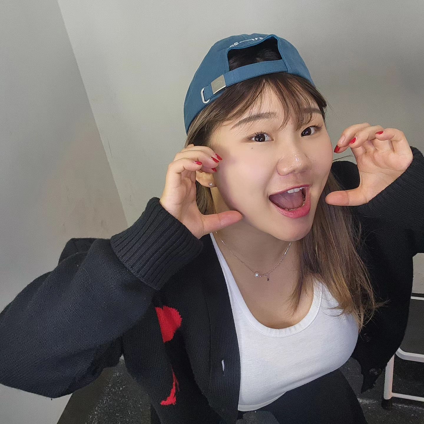#Emis 모자 결국 샀당 🧢💙

말차랑 블랙티를 먹었더니 잠이 안온당....🥹