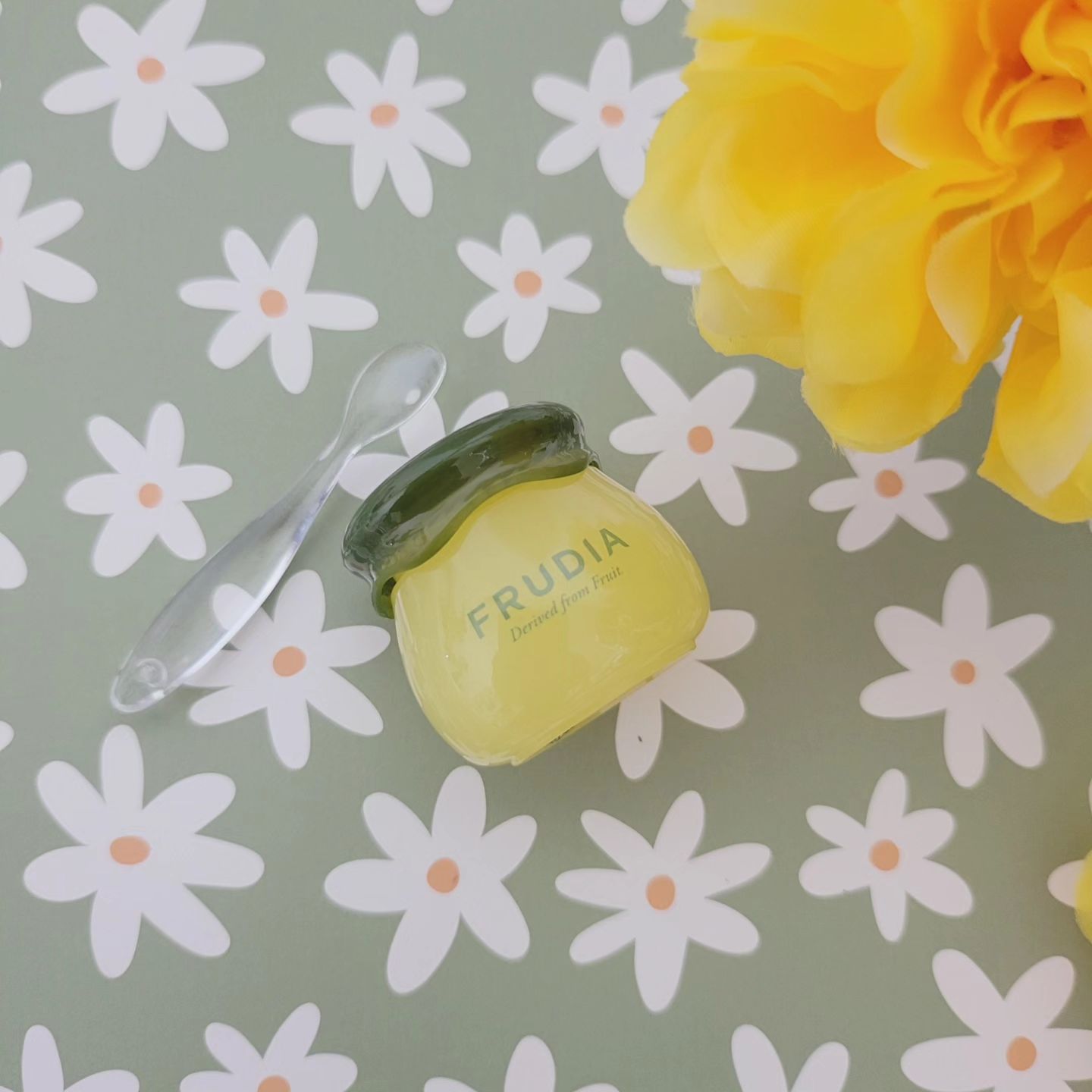 #할인구매 frudia.official #후르디아 #아보카도립밤

케이스부터 너무 귀염뽀짝!!
앙증맞은 사이즈안에 꽈~~악 담긴 립밥은 스파츌러로
위생적이고 편하게 바를 수 있어요.

발림성도 좋고 비건이라 아이부터 어른까지 함께!!
상큼한 향기와 촉촉함이 건조한 입술에 딱!!좋네요.

#lipbalm #육아맘 #두아이엄마 #lipcare #안심립밤 #블로거 #08L #시카립밤 #frudia #립밤 #온가족립밤 #유아립밤