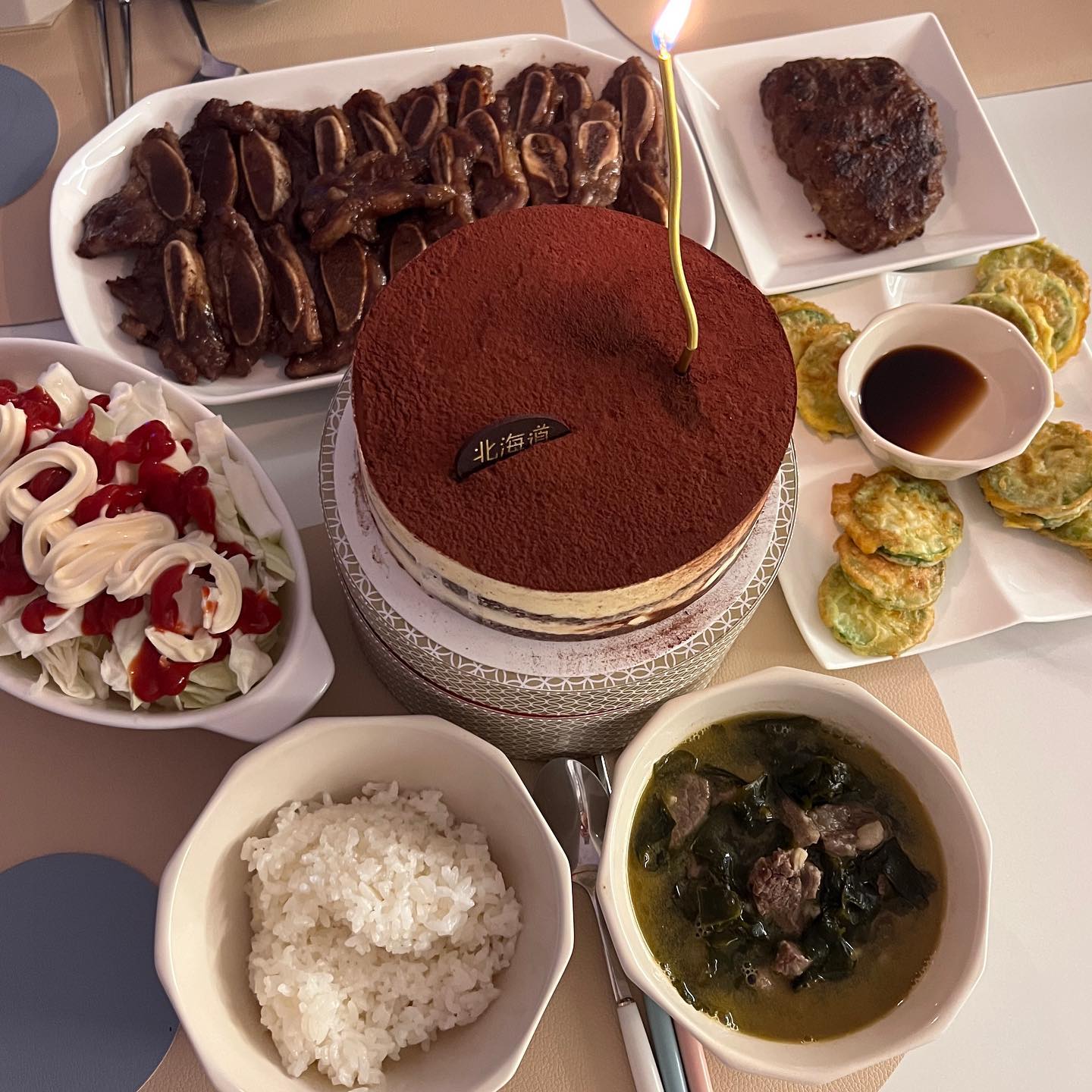 🤵🏻남편이 생일 기념으로 여행 보내준 것도 고마웠는데, 너무 맛있고도 예쁜 생일상에 끊임없는 선물들까지🤣 올해도 또 행복한 생일을 보냈다🎂HBD🎉 고마워 o.9kim 🫶🏻
.
.
맛있는 식사 함께하고, 용돈 챙겨주신 시부모님께도 감사합니당♡
.
#생일