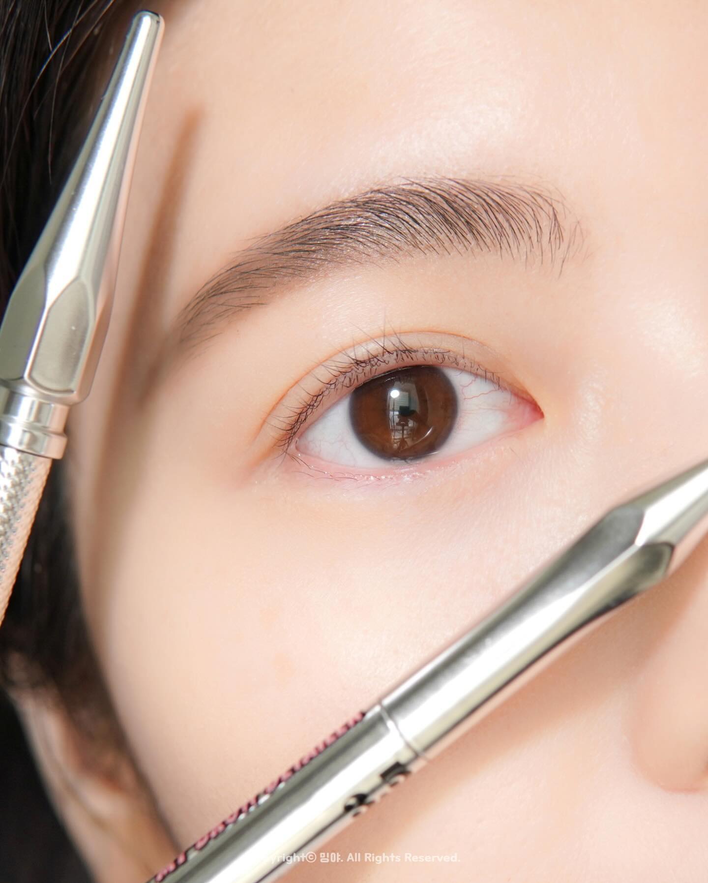 #광고 benefitcosmeticskorea

4년 연속 NO.1 브로우 브랜드,
베네피트의 대표 브로우 제품인
#프리사이슬리마이브로우펜슬 😉

⭐️프리사이슬리, 마이 브로우 디테일러⭐️

원래도 0.147cm로 얇고 
섬세한 표현이 가능했던 
프리사이슬리 마이브로우펜슬,,,, 😳

그런데 이번에 새로나온
#프리사이슬리마이브로우디테일러 는
0.08cm 더욱 더 세심하고 디테일한,
눈썹 메이크업을 연출할 수있어요!

가늘고 섬세하게 눈썹 한올 한올
디테일을 살려서 더 자연스러운
눈썹을 그려보도록 해요❤️

프리사이슬리, 마이 브로우 펜슬로
아웃라인을 잡아주고 디테일러로
결을 샤샤샥 그려주면, 정교한 눈썹 완성~ 

역시 브로우에 진심, 베네피트 :)

#베네피트 #베네피트브로우 #프리사이슬리 #프리사이슬리디테일러 #benefitbrows #베네피트프리사이슬리 #브로우 #아이브로우 #브로우메이크업 #아이브로우펜슬 #아이브로우추천 #눈썹 #eyebrows #눈썹그리기