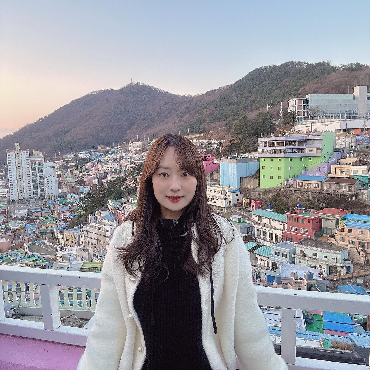 부산여행 필수코스 감천문화마을!

사실 어린왕자 포토존으로도 유명한 곳인데
웨이팅이 1시간 넘어서 갈까말까 고민하다가 갔어요!
포토존은 포기하고 마을 둘러봤는데 
곳곳이 다 포토존인거 있죠?

특히 노을질 때 가면 더더 예뻐 추천드려요!

📍감천문화마을
✔️감천동 1-14 감천문화마을안내센터
✔️정류장 내리자마자 옆에 내리막길로 내려가면 
가장 예쁜 포토존 있어요!(2번사진)

#감천문화마을#부산여행#감천마을#어린왕자#감천동문화마을#부산가볼만한곳#부산포토존
