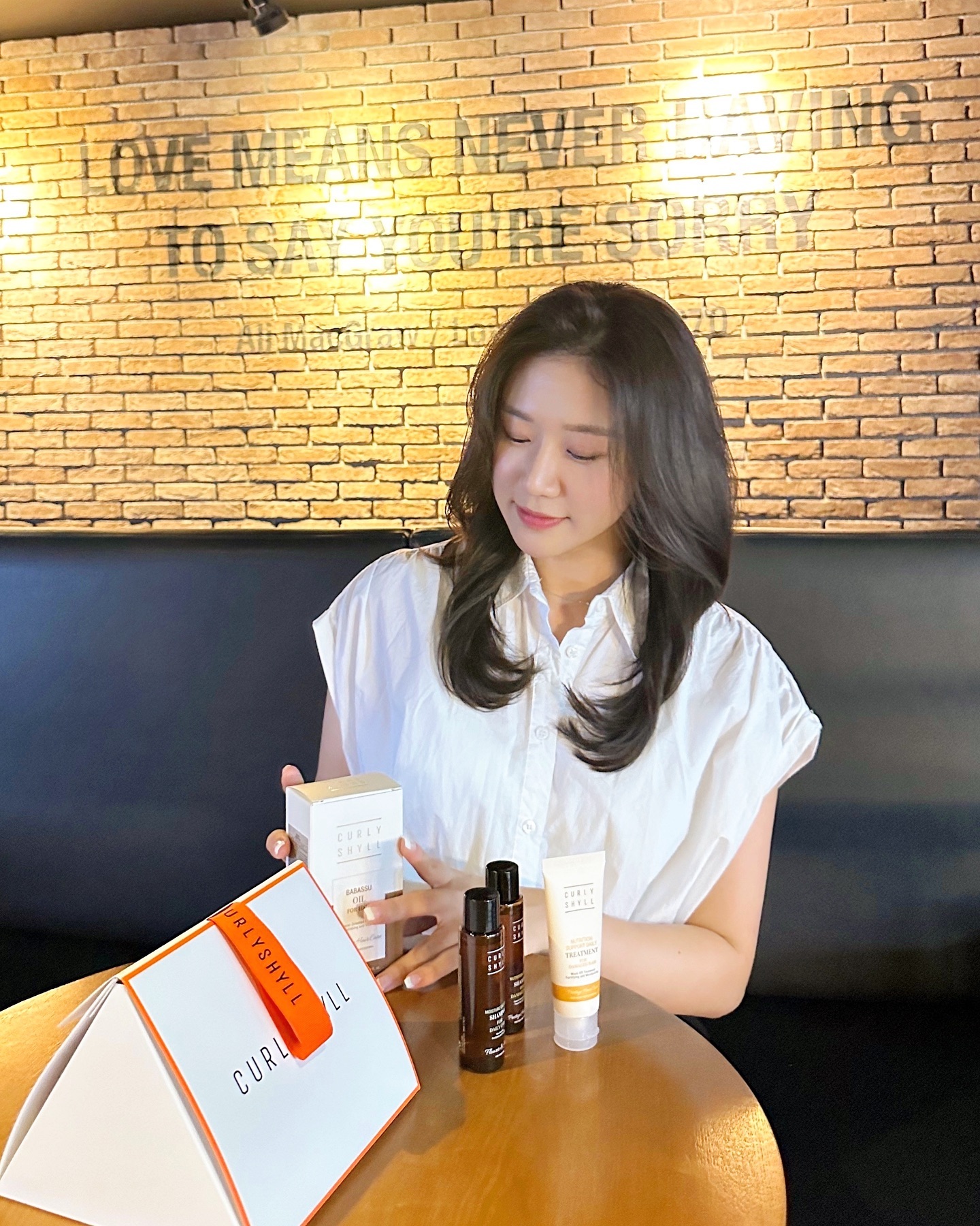 ✨
𝐶𝑈𝑅𝐿𝑌𝑆𝐻𝑌𝐿𝐿 𝐻𝐴𝐼𝑅 𝐶𝐴𝑅𝐸 

미용실 자주 안가는 저인데요 😁
제가 제일 좋아하는 데일리 헤어케어 제품은 바로 
커리쉴 바바수오일 이에요 ..🙊🫶🏻✨
끈적이지않고 드라이하게 마무리되고 ,
무엇보다 향이 너무 좋아요 😭

안그래도 다써가던 바바수오일,,
친구한테 카카오톡 선물하기로 선물받았지 모에요 ! 🎁
디럭스 샘플 2종도 들어있는 커리쉴 카카오 선물세트 
가볍게 선물하기 너무 좋을것 같아요 🥰
바바수오일 … 안써본 사람 없게 해주세요 🙏🏻❤️

curlyshyll_official 

#헤어에센스 #바바수오일 #헤어오일 #커리쉴COC 
#헤어케어 #헤어케어제품 #헤어제품 #카카오톡선물하기 #선물추천