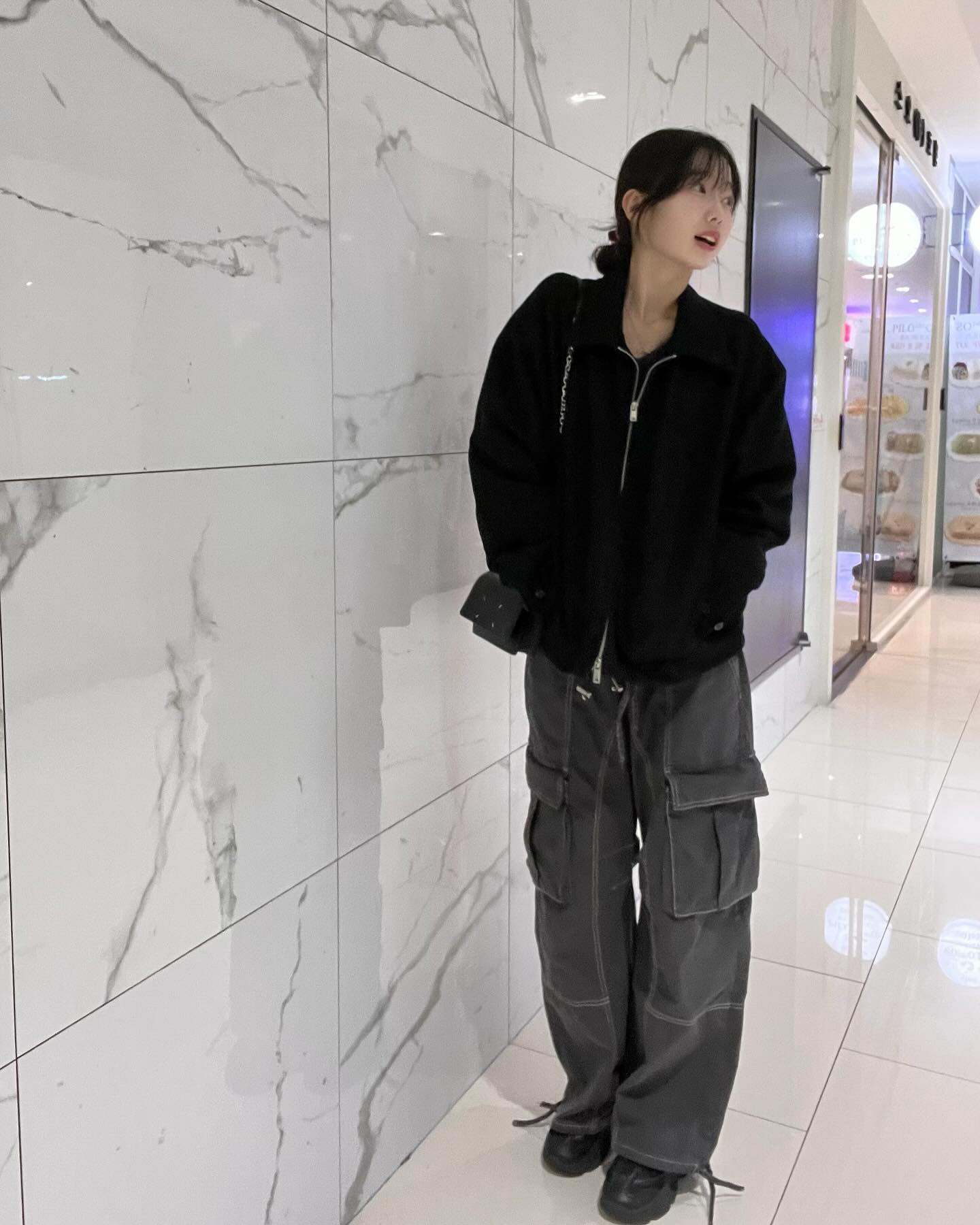 #협찬 | 오버핏 실루엣의 비건스웨이드 자켓이라 이쁘면서 가벼운데 따뜻해서 최고였습니당! 또 POLY 100%이라서 부드러워요! 사이드 포켓이 히든 디자인이 너무 귀엽고 깔끔해서 분위기있어보여요! 심지어 밑단 스트링으로 조절 가능해서 비율 좋은 핏을 만들수 있어요!