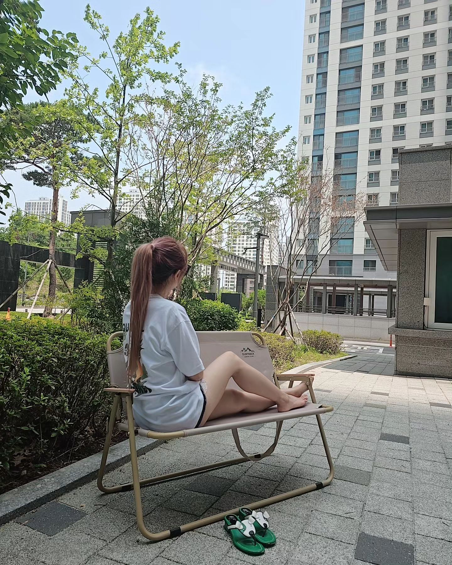 아워트랙 2인용 캠핑의자

🎈판매링크 쩡이인스타에 걸어놨어요^_______^
구매후 쩡이피드 댓글에 "구매완료" 남겨놓으시면 의자와 함께
사은품 넣어서 보내드려요♡
구경만 와주셔도 감사해용~🙏
구경오시면 살짝쿵 하트찜 부탁드려용🙆‍♀️

짠~🤩쩡이가 찐템 가지고 왔어요~🥰
쩡이 친척올아버니가 파는 2인캠핑의자예용~💕
오빠가 팔아서가아니고 찐~좋아서 소개해드려요😁
내구성 말모♡튼튼하고요👍
600D옥스포드 원단이라서 사계절 내내 쾌적하게 사용가능해요
디자인도 손잡이가 우드패턴으로 되어있어서 고급스럽답니다~
블랙,아이보리 색상은 두가지입니다~♡
쩡이가 낚시 자주다니는거 아시쥬? ㅎㅎ 
요새는 바빠서 못갔는데..낚시갈때 의자 맨날 두개 가져갔는데
아워트랙 2인캠핑의자 가져가니 짐도 덜고 좁지도 않아서
둘이 앉기 정말 좋았어요~착석감은 말모쥬~ #찐인정 😉
등받이도 튼튼하고 팔걸이가 있어서 굿!
1~2초면 접었다 폈다 엄청 간단해요~ 누구나 손쉽게~
낚시뿐아니라 캠핑하시거나 야외활동시에 사용하기 정말 좋구요
집이나 사무실 가게에 활용하셔도 갬성분위가 나서 굿이여라~🩷
구경오세요~^^v 
.
#광고 #캠핑 #감성 #의자 #캠핑의자 #폴딩벤치 #폴딩의자 #벤치 #캠핑벤치 #2인용 #2인용의자 
#2인캠핑의자 #2인용캠핑의자 #의자추천 #캠핑의자추천 #아워트랙 #가성비의자 #가족벤치
#2인의자 #낚시의자 #2인폴딩벤치 #2인우드벤치 #2인벤치 #2인의자