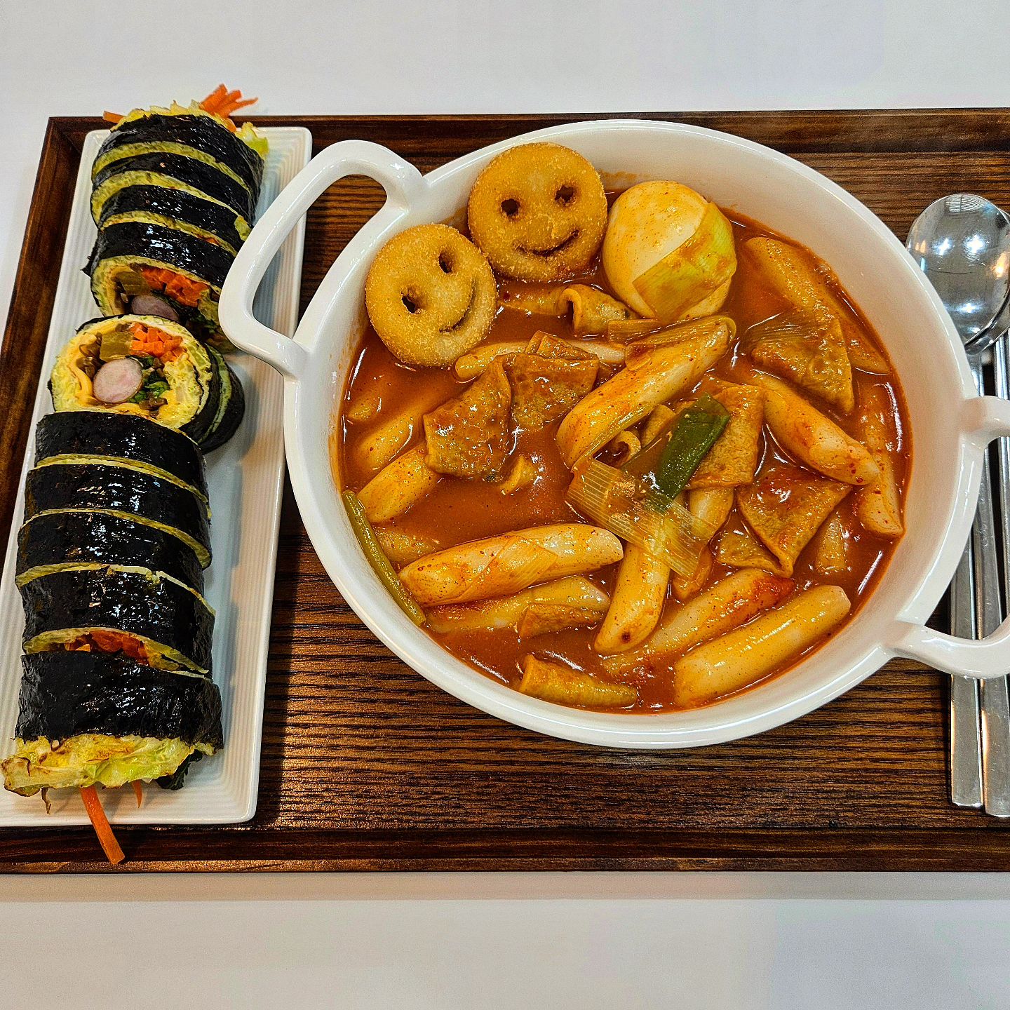 #🍽119

메뉴는 간단하지만 맛은 간단하지 않은 #동그라미네모

매장은 크게 넓지 않지만 차분한 분위기에 너무 자극적이지도 않고 건강하면서도 맛있는 분식집이에요👏🏻

주메뉴는 김밥, 샌드위치, 라면, 떡볶이, 쫄면 등이 있구요! 김밥같은 경우는 전부 키토김밥으로 변경 가능하다고 합니다😀

사진에 있는 메뉴를 다 먹어보았을때 저는 하나도 실패한 메뉴 없이 전부 맛있었어요!!😋 그래서 더 자주 찾게되는 곳이기도 합니다🥰

간단하면서도 맛있는 음식 찾으신다면 동그라미네모에서 분식 드셔보시는거 어떠세용?!🤗

🎈동그라미네모
🎈충북 제천시 대학로12길 5 1층 106호
🔉 매주 일요일 정기휴무