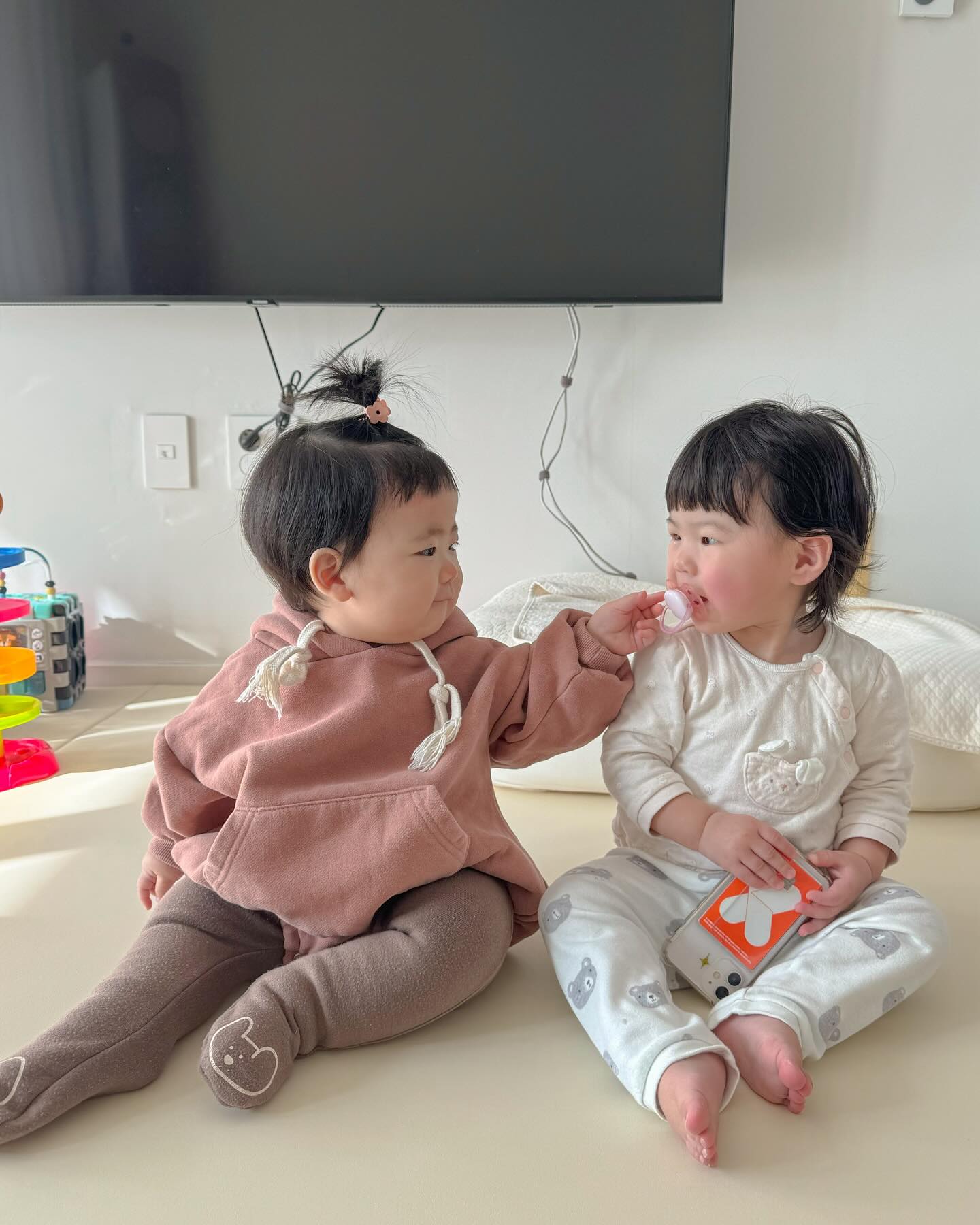 우리 아가들 1살,친구된지 1년☺️❤️
수아한테 자꾸 치대는 김리아양ㅋㅋㅋ

누워만 있던게 엊그제 같은데
앉고,기고,서고,걷고를 함께 해낸(?)친구들
아직 리아는 못걷지만 곧 따라갈께ㅋㅋㅋ

타이밍이 안맞아 셋이 사진 못찍어서 아쉬워!!!!😫
따로 찍은 사진으로라도 올릴께ㅠㅠㅠ
곧 다시 만나자!!💛💚💜
.
.
.
.
.
.
#370days#12개월아기#조동모임
#같은날태어난친구들🐣