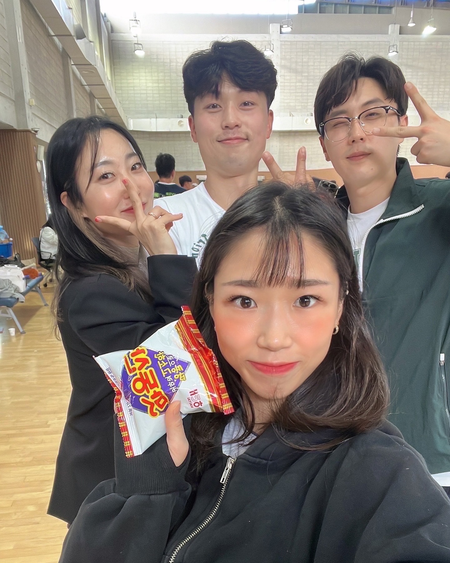 #댕동여지도_이천
#이천쌀배
#대한장애인체욱회_이천훈련원 

대회뛰게되서, 친구 동생들 같이 뛰자고 꼬셔놓구 >>> 혼자 취소되서 응원하러 출동!!
서희언니랑 신청했는데 팀수 부족해서 취소 당해버렸구~
간만에 마음의 준비 좀 했는데 아쉽구~

2번 사진 메인으로 넣고 싶었는데 간신히 참았다 현슈얔ㅋ
민경훈 닮은 #잘생긴사람은 얼굴을 막쓰는 건가?!! 🤣🤣🤣

작년에 몇달동안 다같이 대회나갔는데 추억새록
생사확인하는 동생들 한테 얼굴 비추고 오기 성!공! 

#다음에또대회 #이천쌀배 #이천맛집 
#이천맛집 호타루